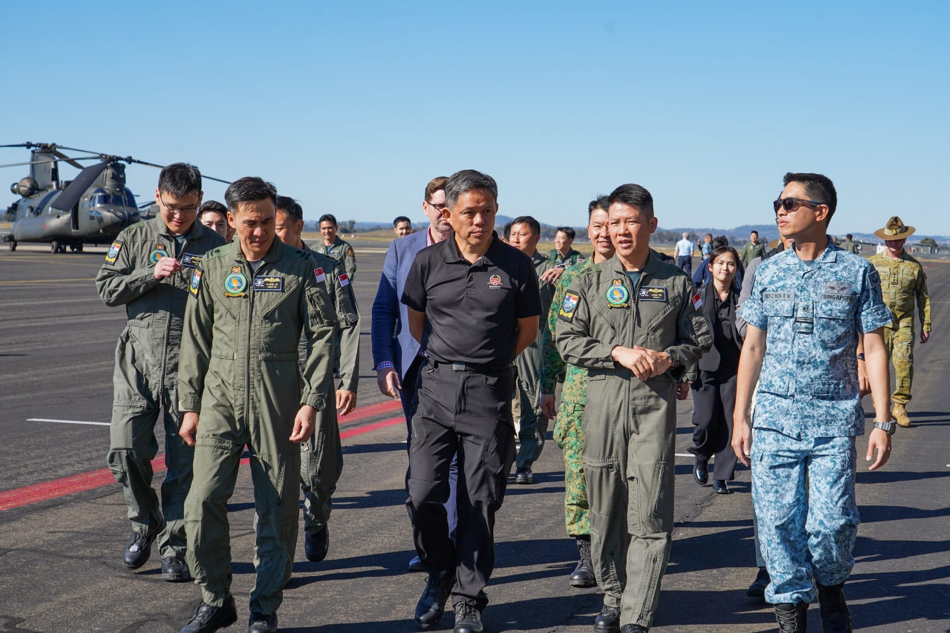 Minister Chan visited the Republic of Singapore Air Force’s Oakey Detachment at the Australian Army Aviation Training Centre in Queensland, Australia, yesterday. He met with Singapore Armed Forces personnel stationed there and their families, as well as received a brief on the detachment’s CH-47 Chinook helicopter operations.