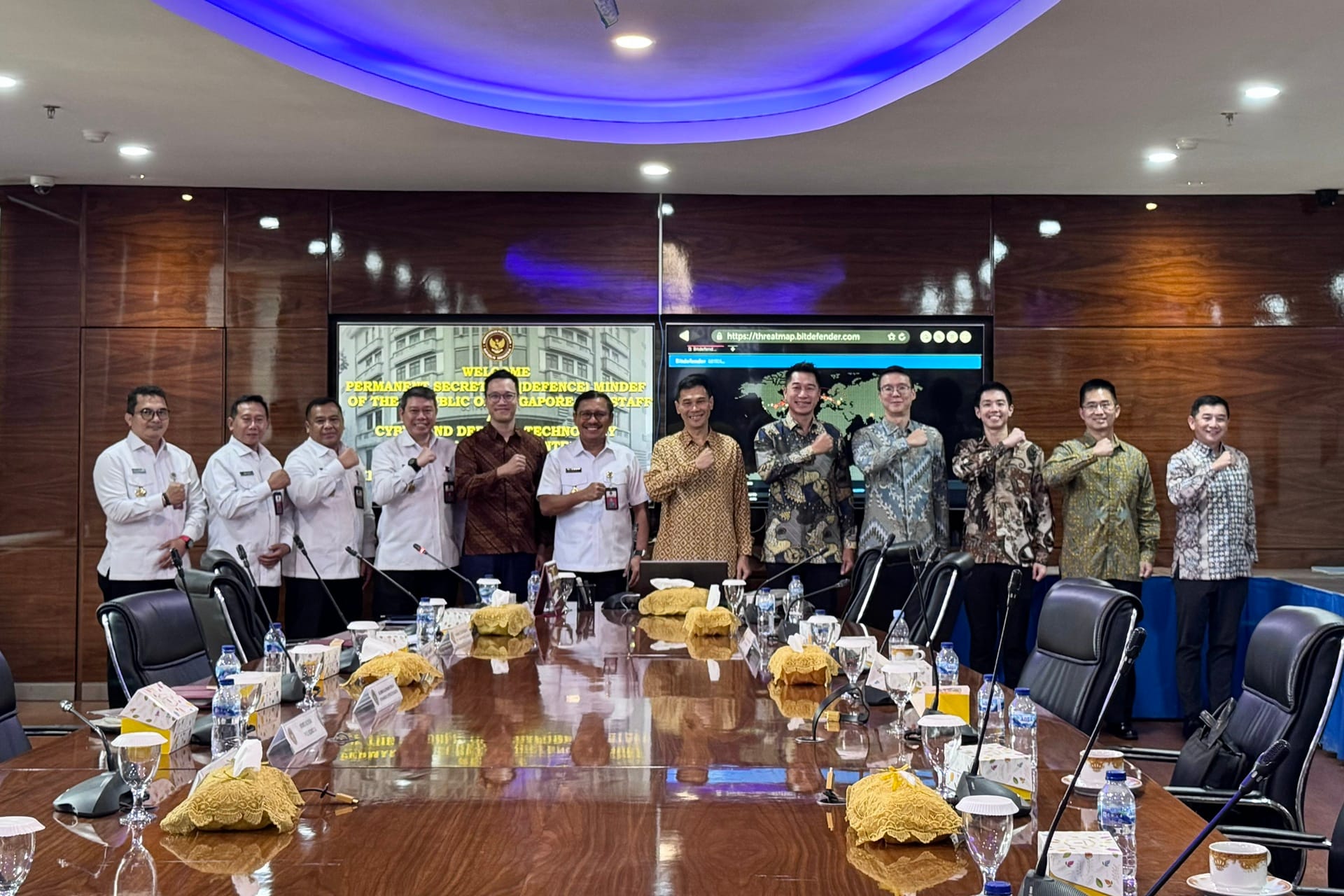Permanent Secretary (Defence) Mr Joseph Leong visited KEMHAN’s Cyber and Defence Technology Intelligence Centre (PUSSIBERTEKHAN).