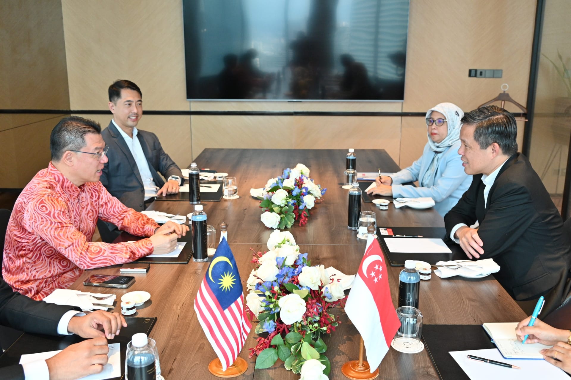 Mr Chan (far right) meeting the Minister of Housing and Local Government Mr Nga Kor Ming (far left).