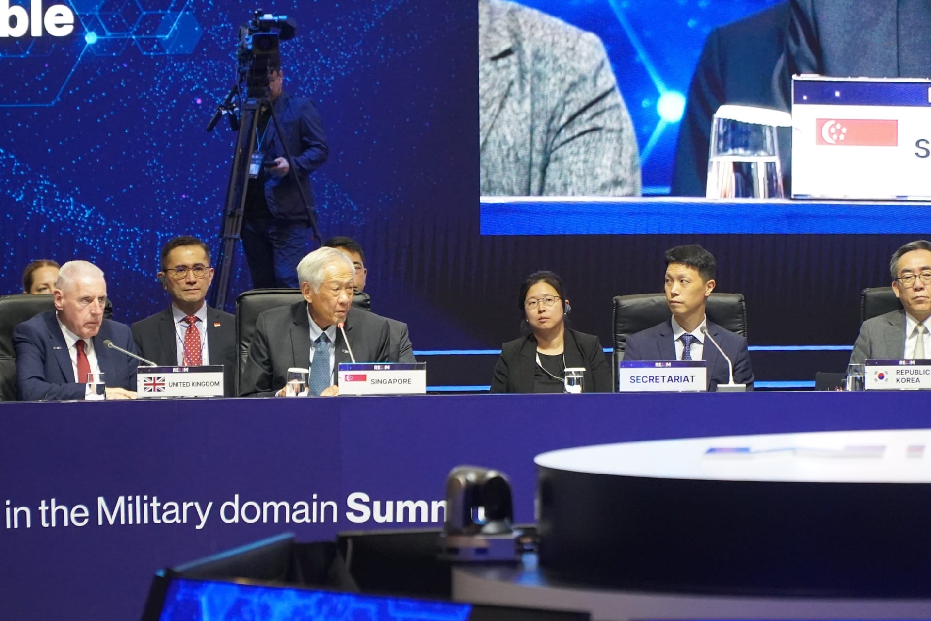 Dr Ng (second from left) delivering his remarks at the 2nd REAIM Summit Ministerial Roundtable on 10 September 2024.