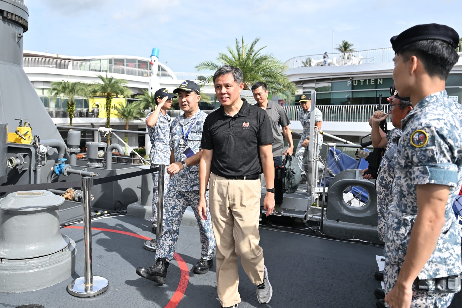 Minister for Defence Mr Chan Chun Sing visited RSS Resolution, berthed at the VivoCity Promenade for Navy@Vivo this year.