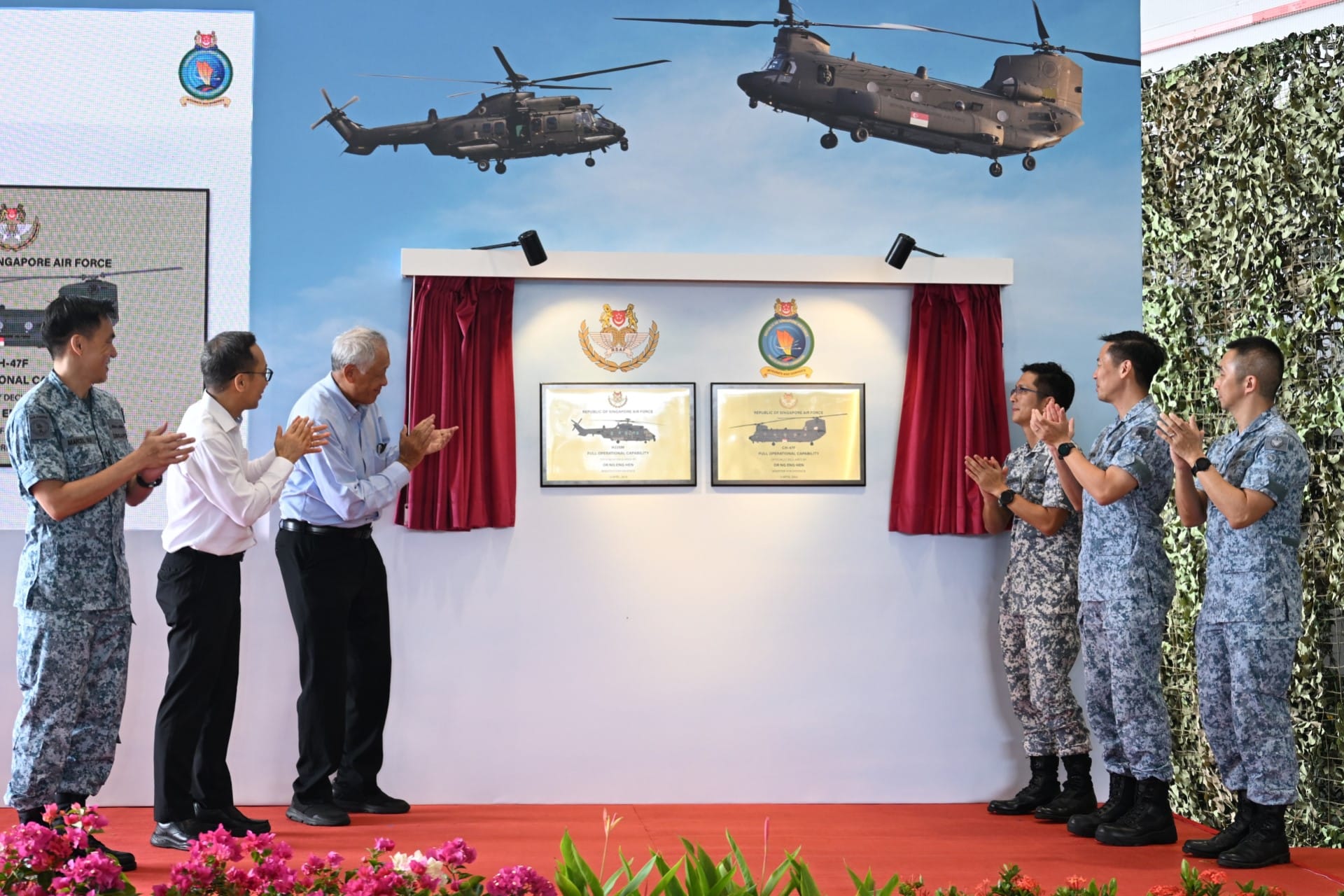 Dr Ng, accompanied by Permanent Secretary (Defence) Mr Chan Heng Kee, Chief of Defence Force Vice Admiral Aaron Beng, Chief of Air Force Brigadier-General Kelvin Fan, Commander Participation Command, Colonel Marcel Xu, and Commander Helicopter Group, Colonel Philip Khoo, unveiling the H225M and CH-47F FOC plaques.