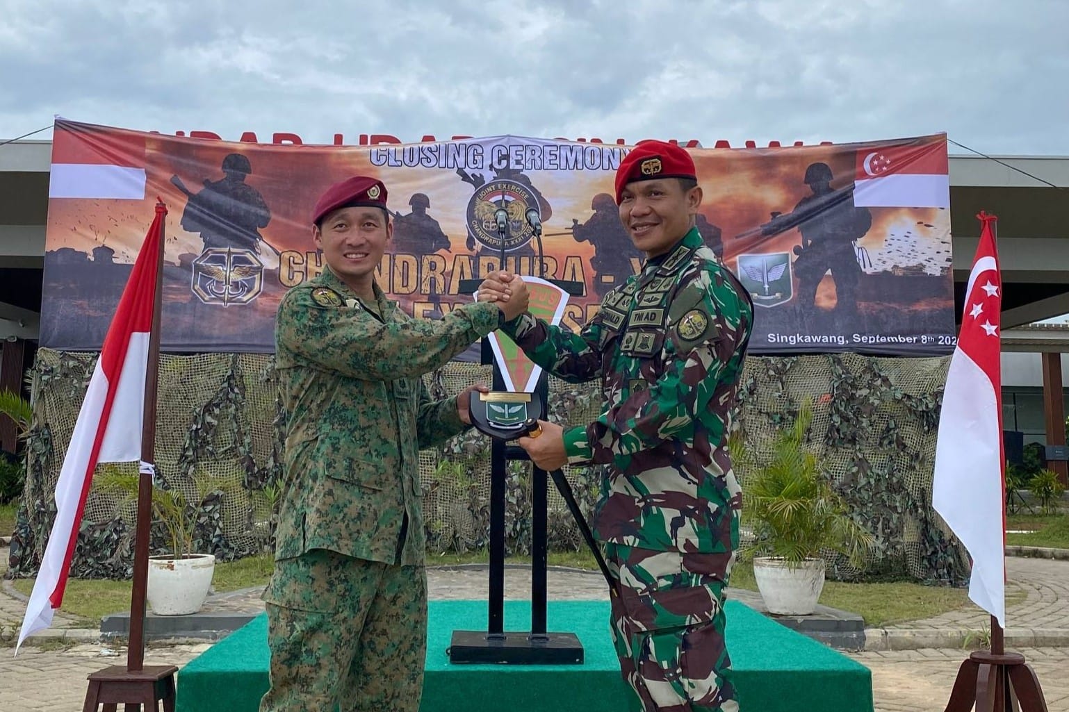 SAF 1st Commando Battalion Commanding Officer LTC Kok Yi Long (left) and TNI KOPASSUS 32nd Battalion Commanding Officer 