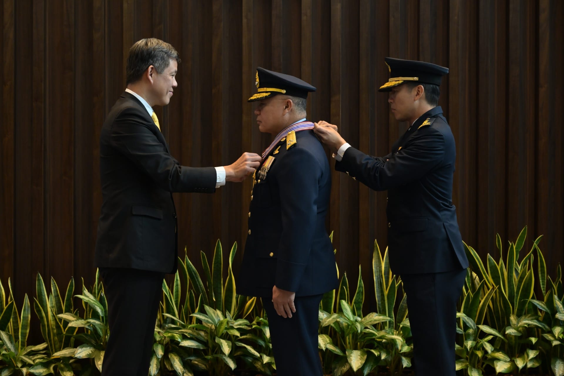 Minister for Defence Mr Chan Chun Sing (left) presenting the Meritorious Service Medal (Military) to the Commander-in-Ch