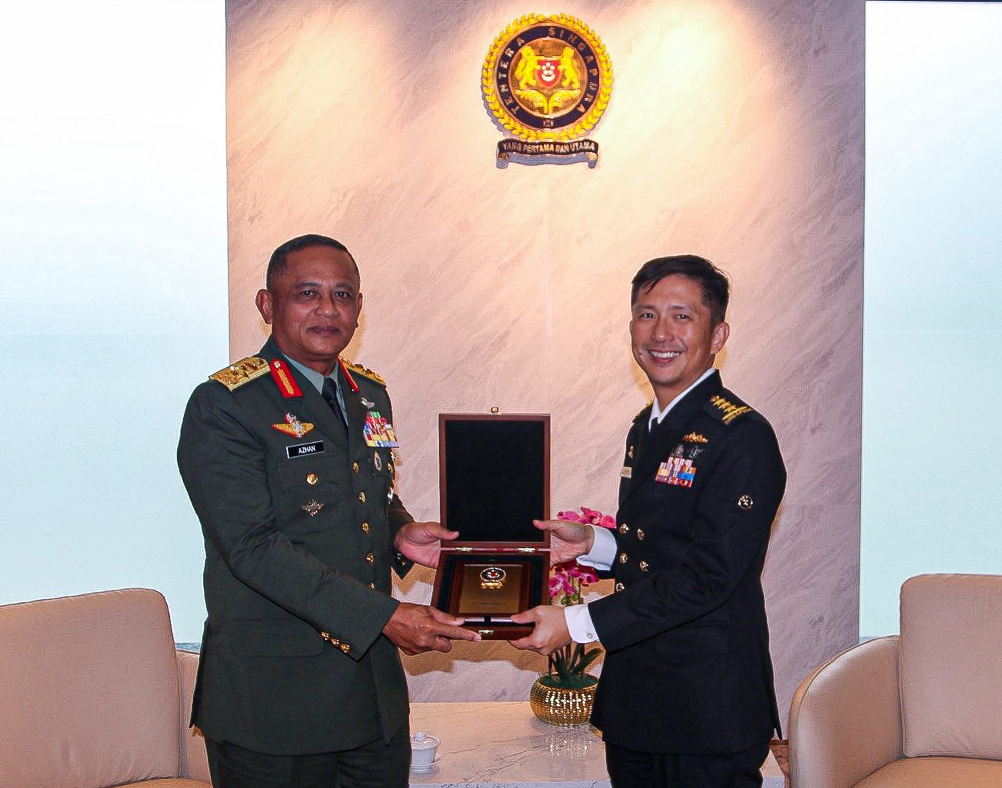 GEN Azhan calling on Chief of Defence Force Vice Admiral Aaron Beng at MINDEF earlier today.