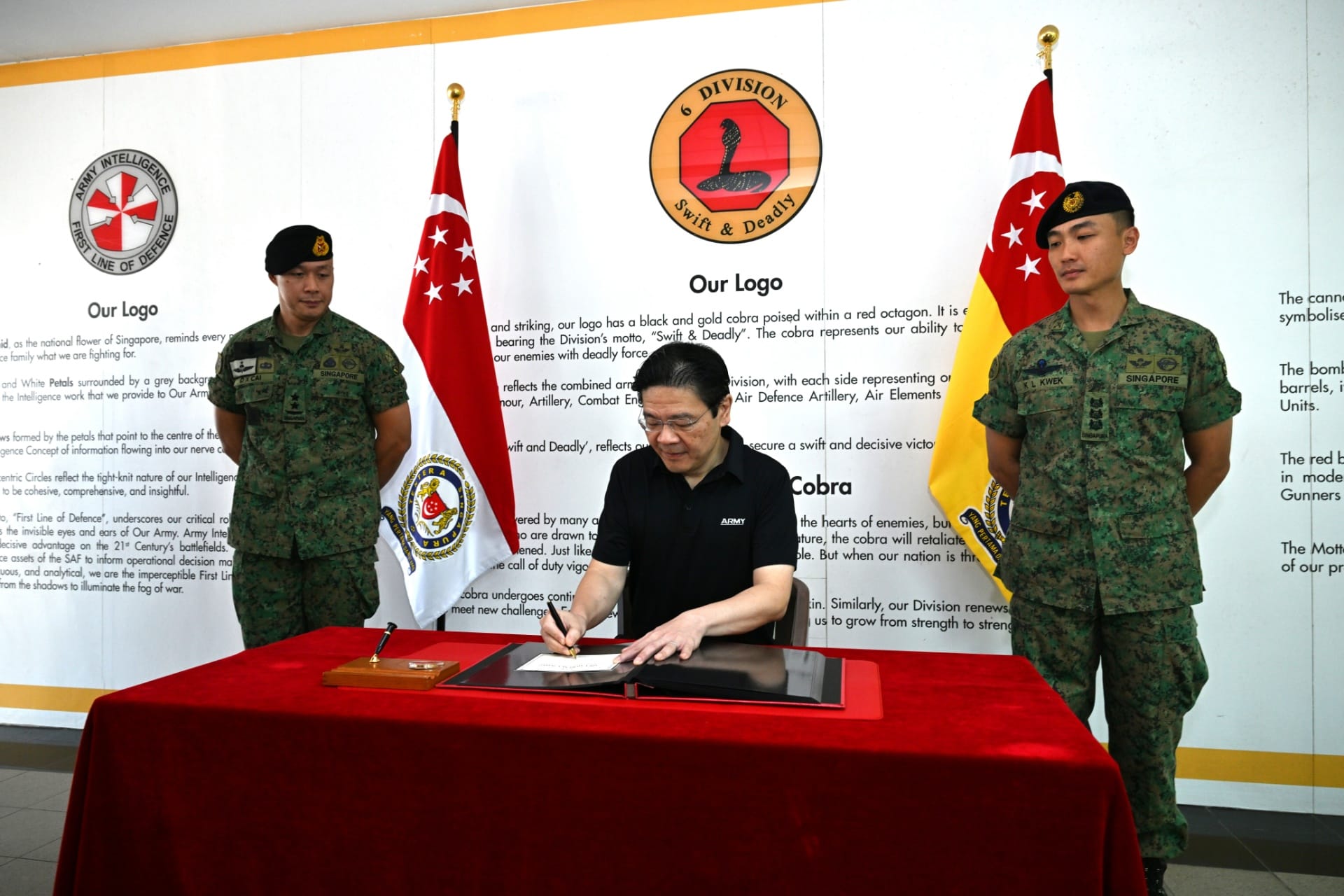 PM Wong signing the 6 Div/HQ SS guestbook, accompanied by Chief of Army MG Cai Dexian and Commander 6 Div/HQ SS.