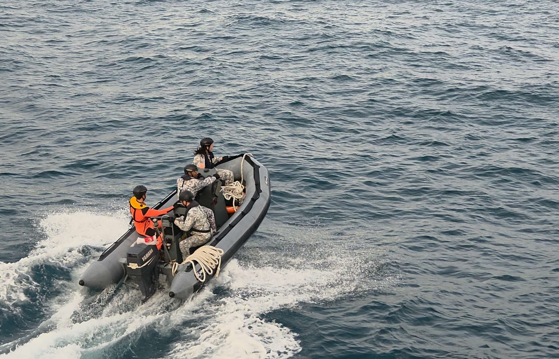 RSS VGR launching the Rigid Hull Inflatable Boat, with Swimmer of the Watch embarked (in orange) to recover the simulated Man Overboard.