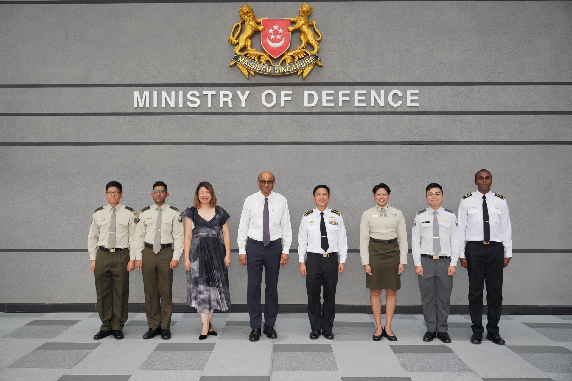 President Tharman Shanmugaratnam taking a group photo with MINDEF/SAF personnel at the Presidential Garden Reception 2024.