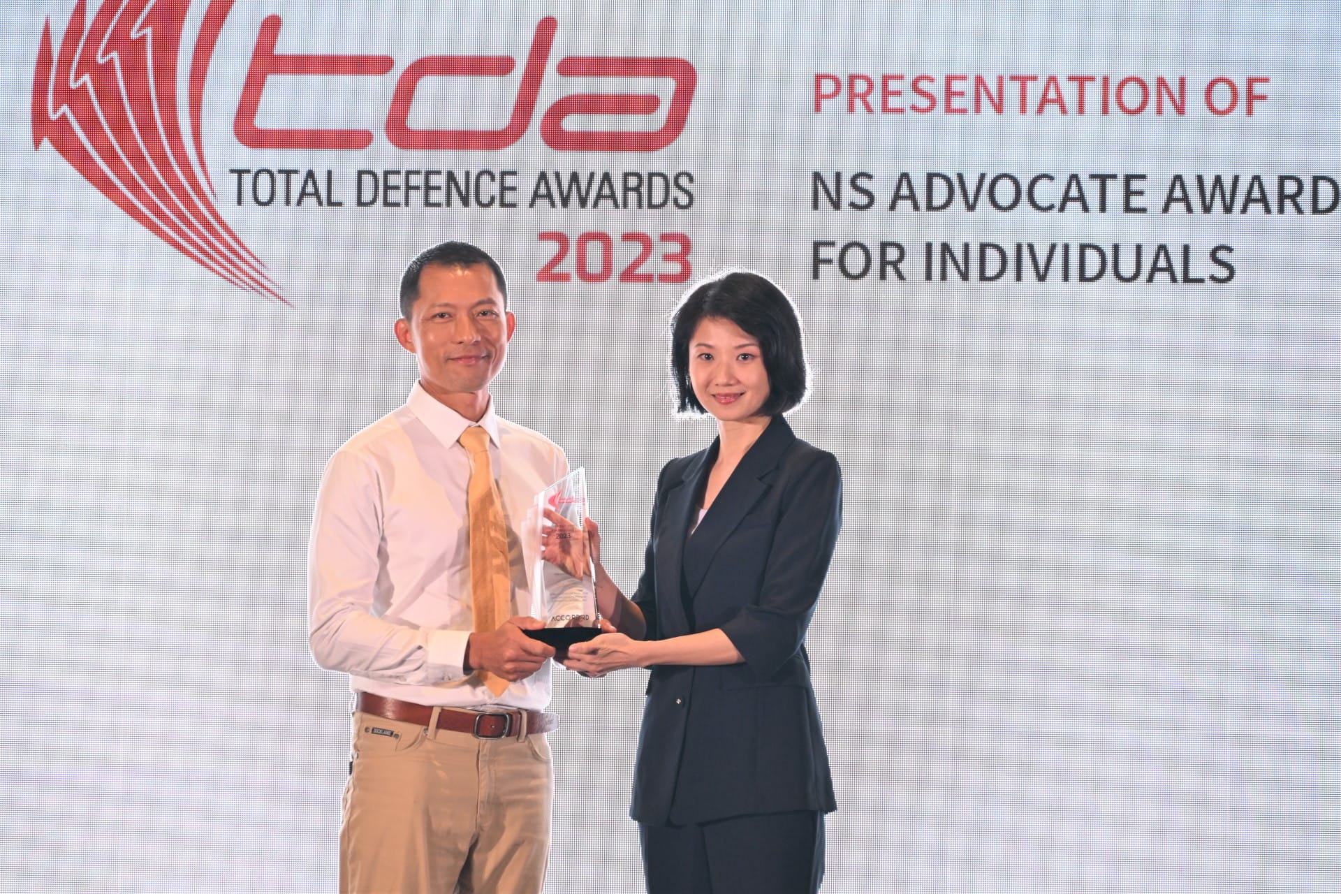 Minister of State for Home Affairs & Social and Family Development Ms Sun Xueling (right) presenting the NS Advocate Award for Individuals to Mr Ix Shen (left).