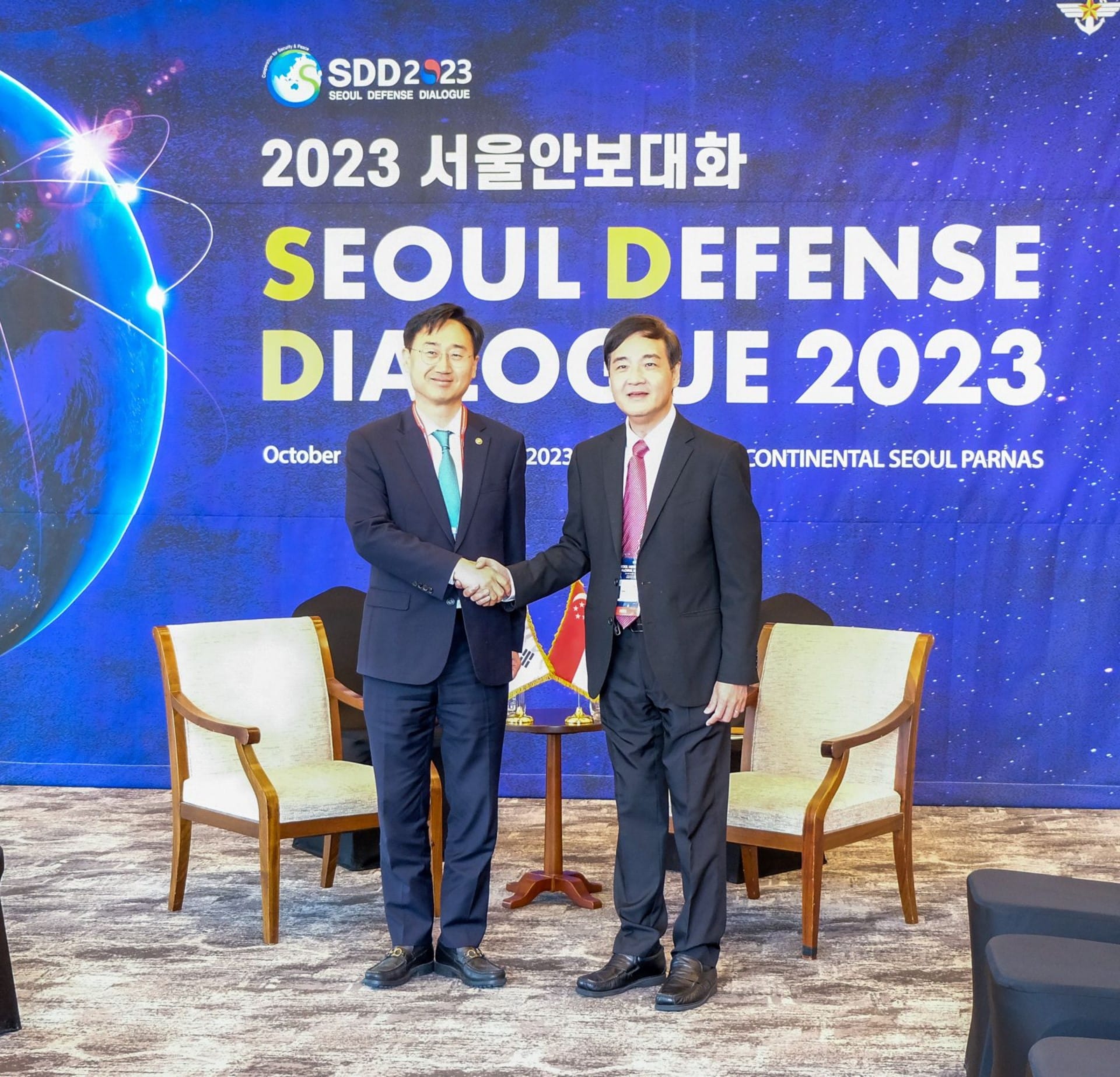 Mr Heng (right) meeting the Republic of Korea Vice-Minister of National Defense Shin Beom-Chul (left).