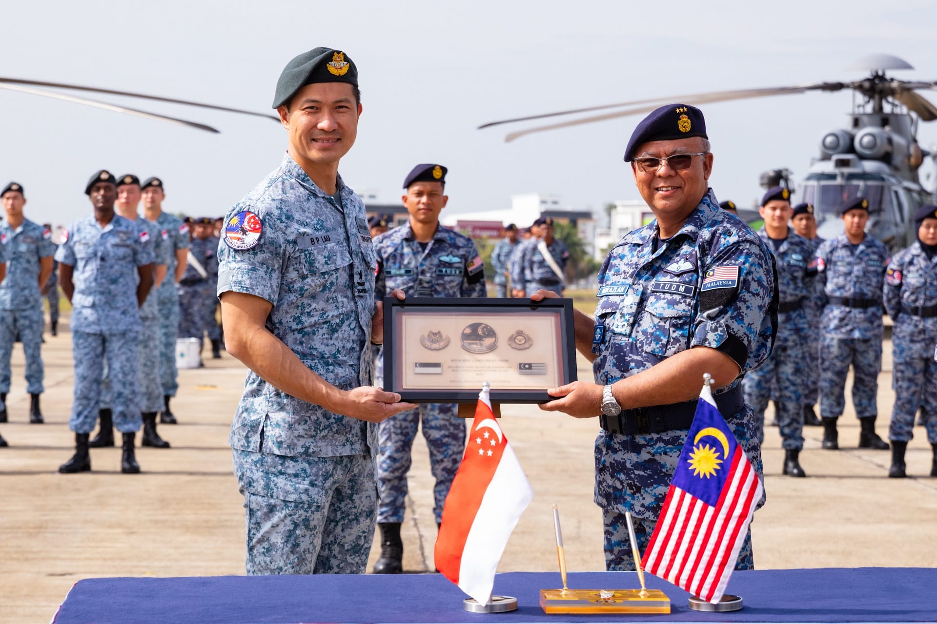 Chief of Staff – Air Staff of the RSAF, Brigadier-General Lau Boon Ping (left) and Deputy Chief of the RMAF, Lieutenant General Dato' Indera Hj Huhamad Norazlan bin Aris (right) co-officiated the opening ceremony of SAREX MALSING on 28 September.