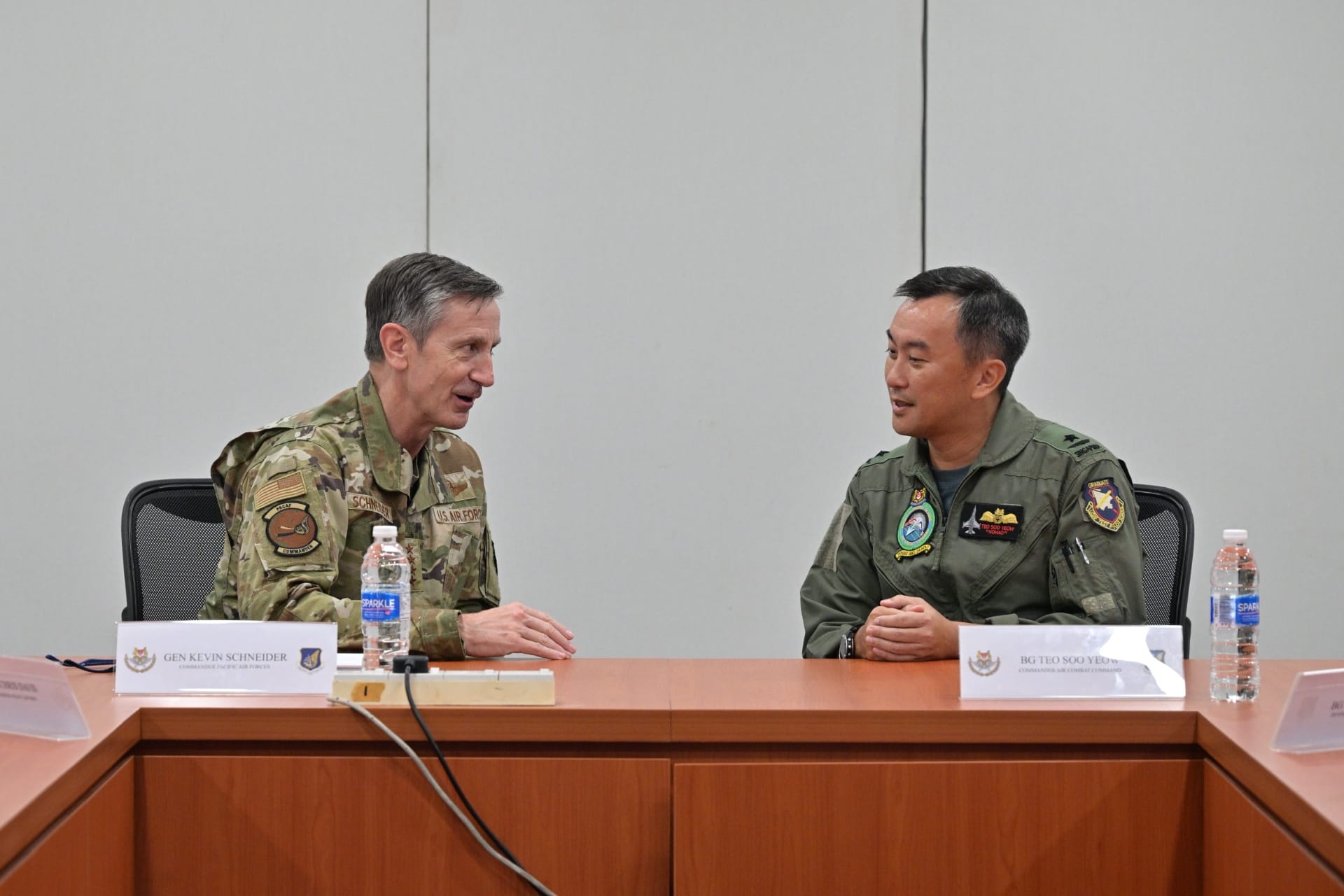 GEN Schneider having an exchange with Brigadier-General (BG) Teo Soo Yeow, Commander, Air Combat Command at Paya Lebar Air Base earlier today. 