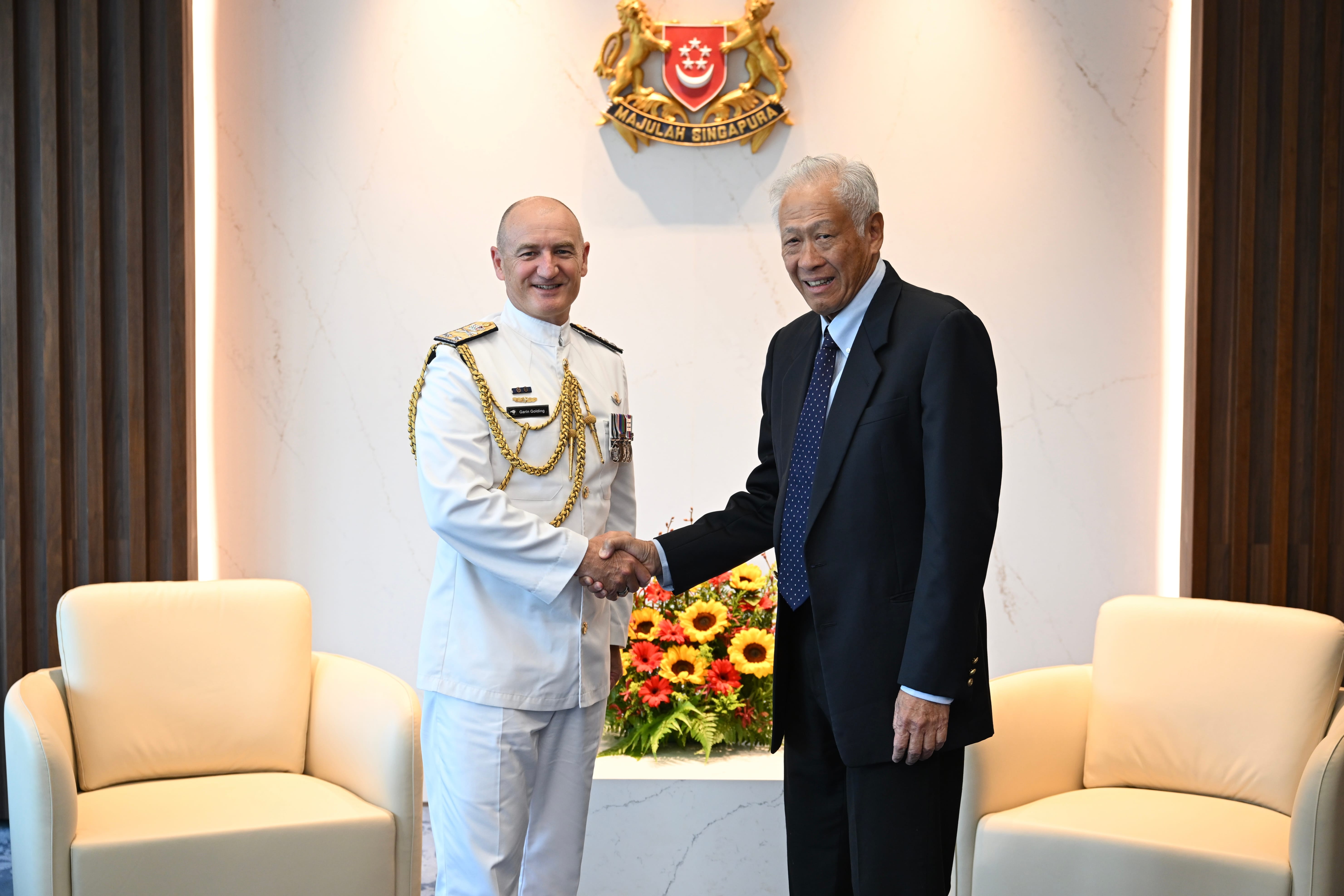 Chief of the Royal New Zealand Navy (RNZN) Rear Admiral (RADM) Garin Golding
(left), calling on Minister for Defence Dr Ng Eng Hen (right) this afternoon. 