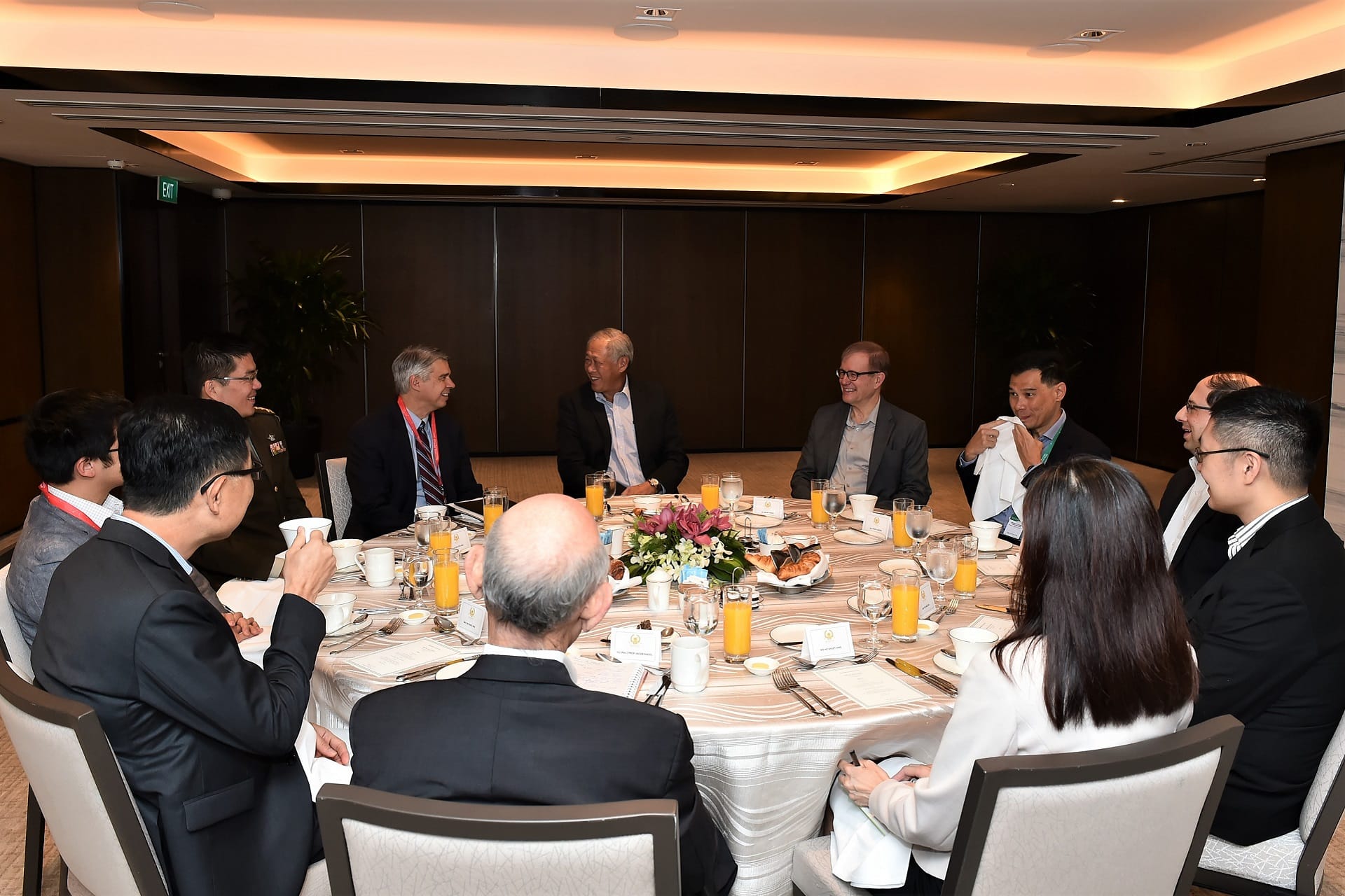 Minister for Defence Dr Ng Eng Hen (centre) hosting a breakfast for information experts on the sidelines of the 2nd Singapore Defence Technology Summit this morning.