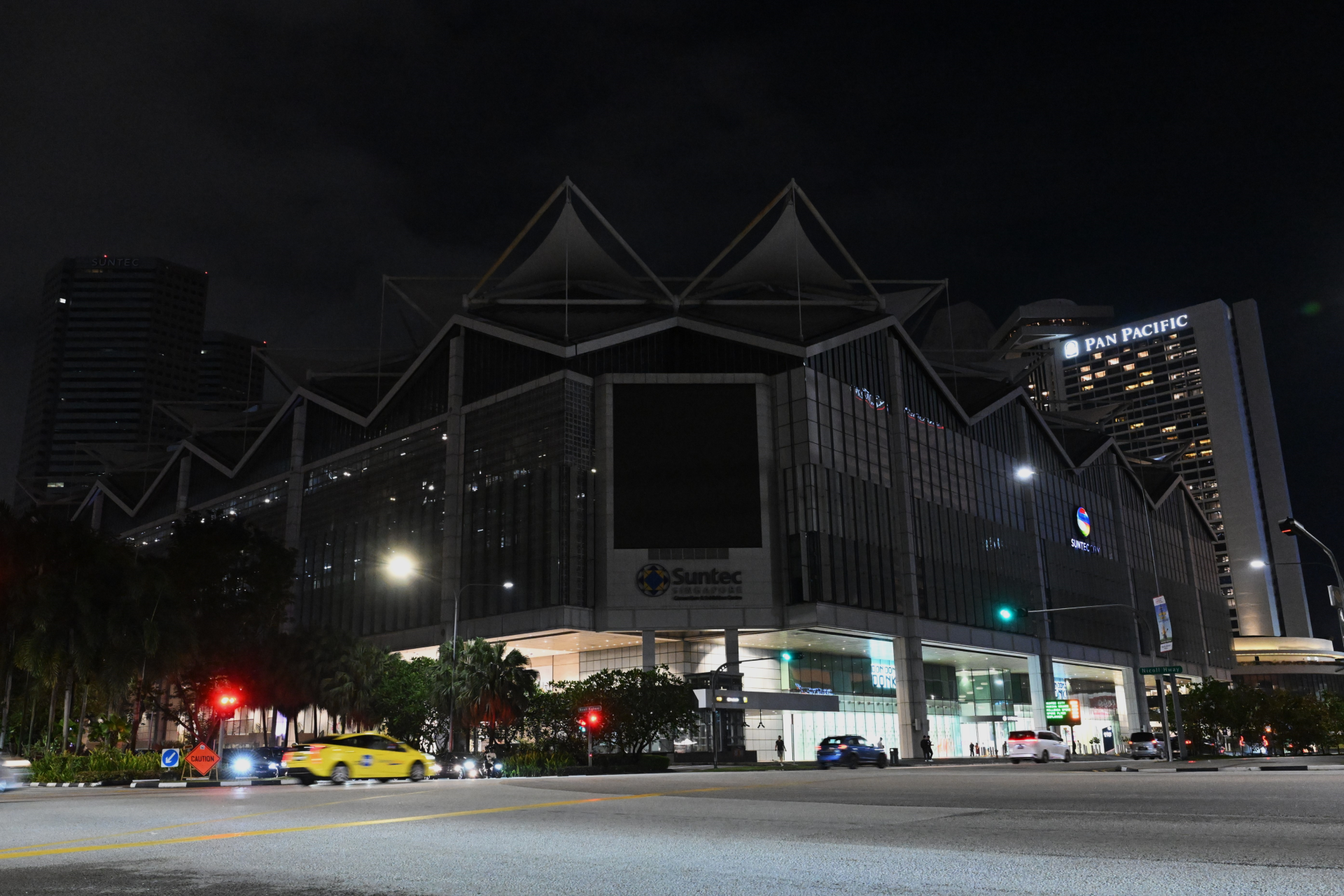 Switching of the façade lights at Suntec City to simulate a power disruption.