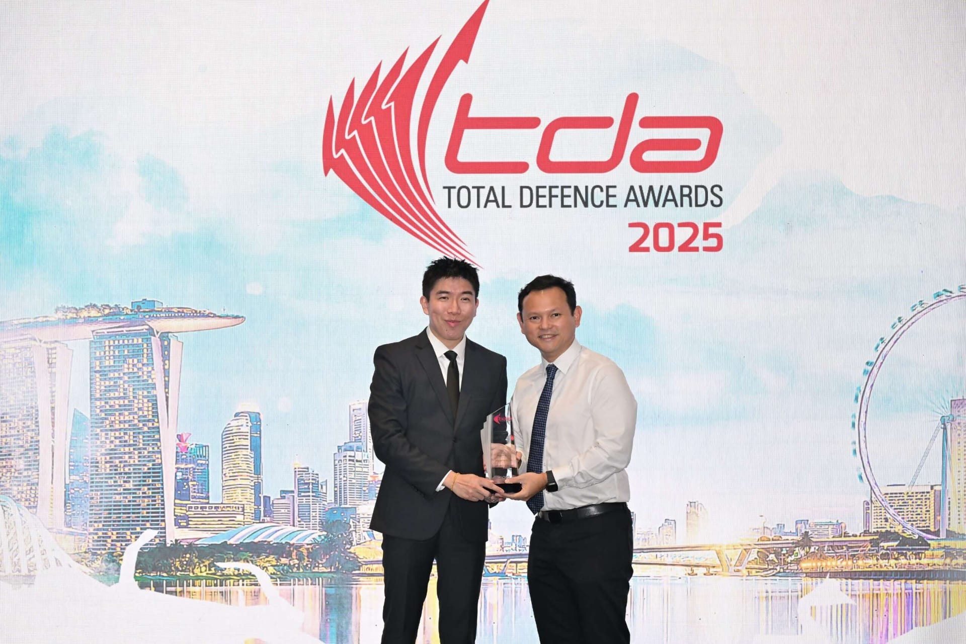 Senior Minister of State (SMS) for Defence Mr Zaqy Mohamad (right) presenting the TD Advocate Award for Companies (Large