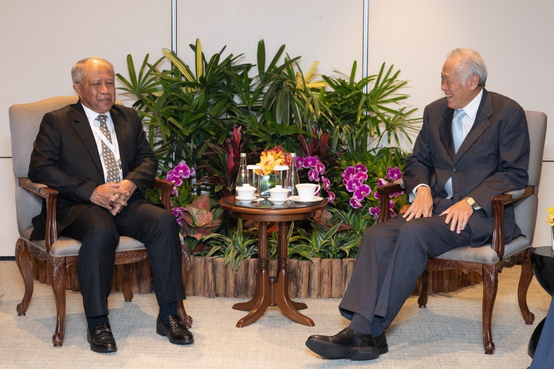Dr Ng (right) meeting Minister at the Prime Minister's Office of Brunei Darussalam and Minister of Defence II Pehin MG (Rtd) Halbi (left) on the sidelines of the 21st Shangri-La Dialogue.