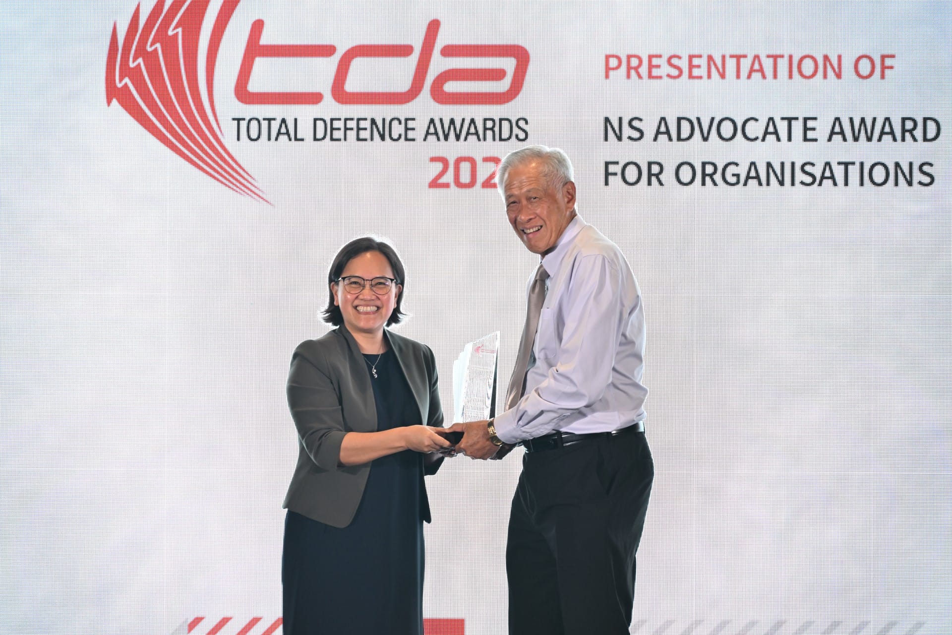 Dr Ng (right) presenting the NS Advocate Award (Organisations) to Mdm Yvonne Teo (left), Principal of Bedok View Secondary School.