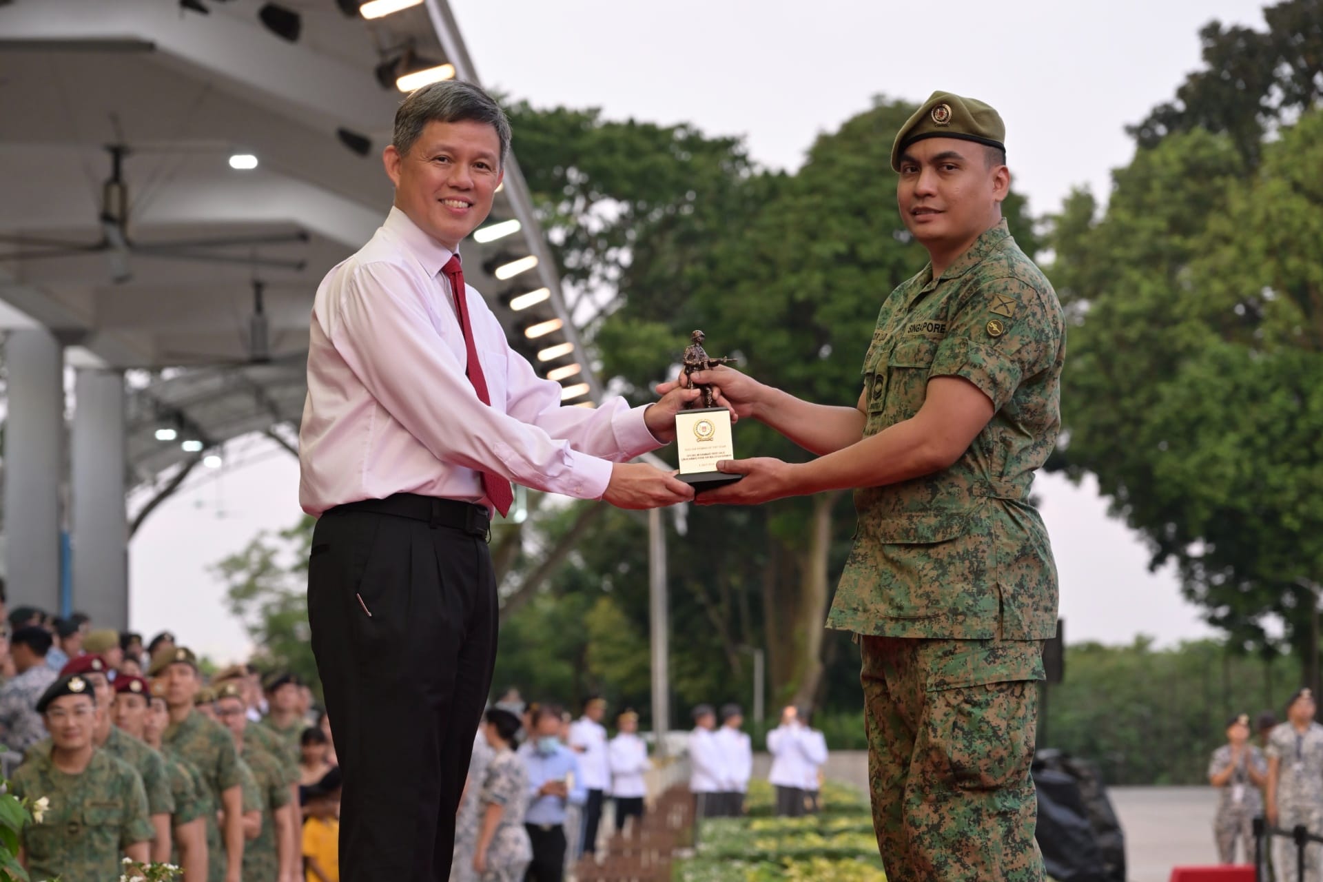 Minister Chan presenting the SAF NSman of the Year Award to Corporal First Class (CFC) Muhammad Hidir.