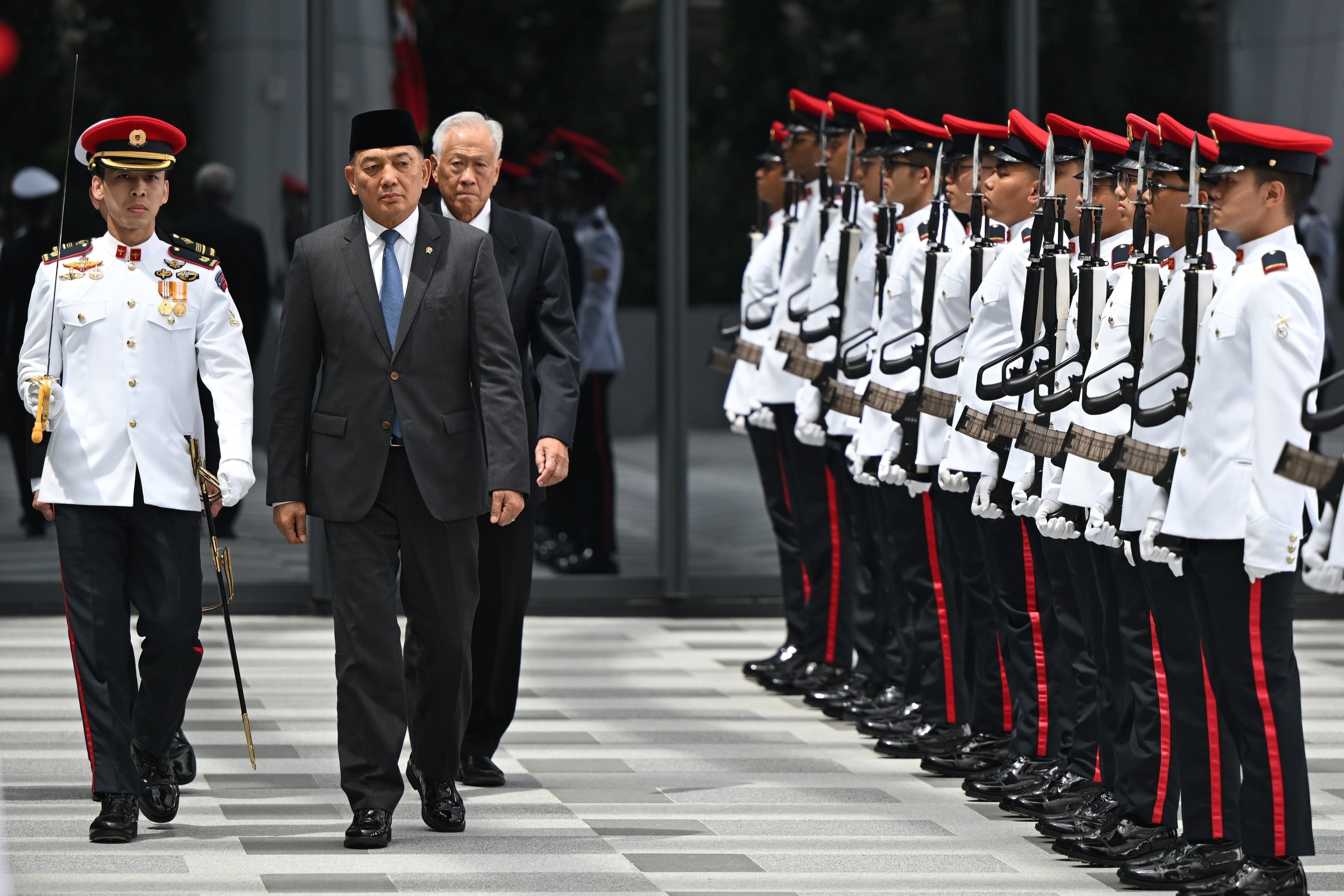 LG(Rtd) Sjafrie inspecting the Guard of Honour at MINDEF.