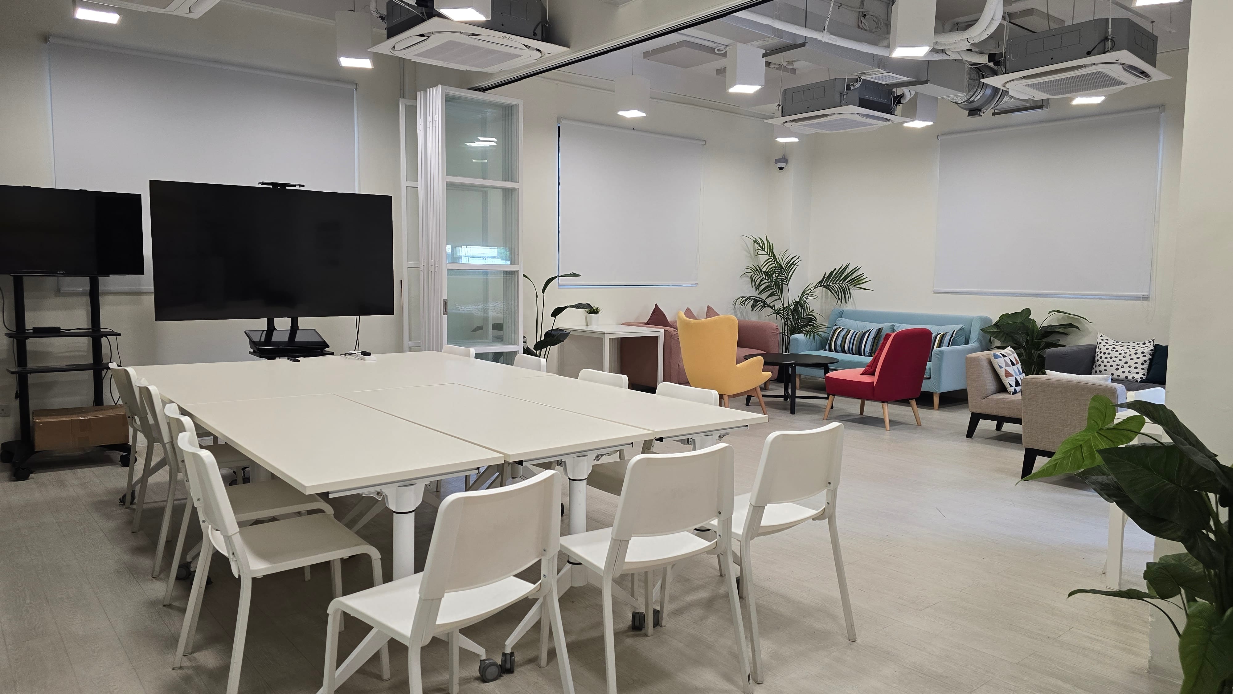 Overview of the Commitment room in The Red Box