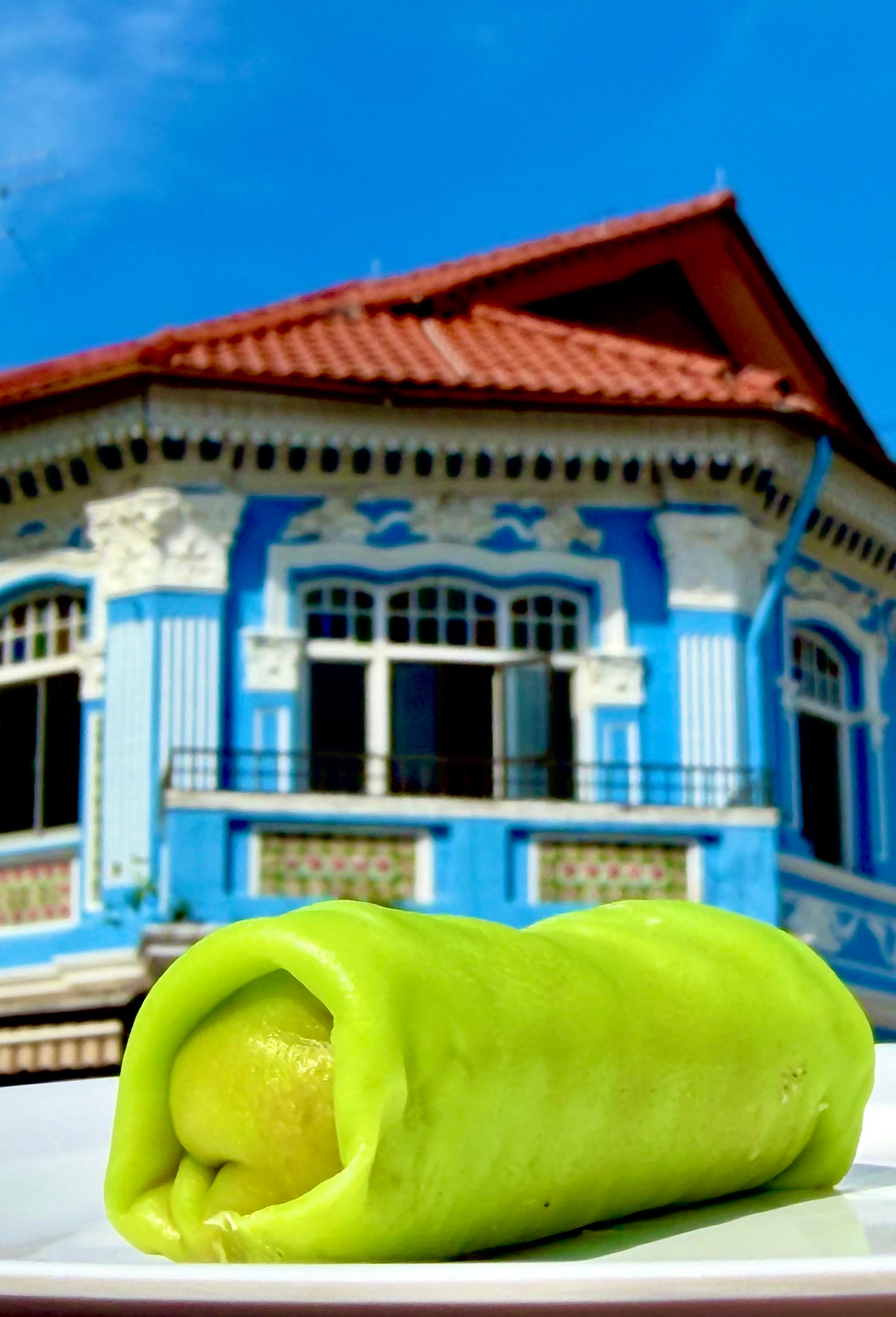 Kueh dadar in front of shophouse