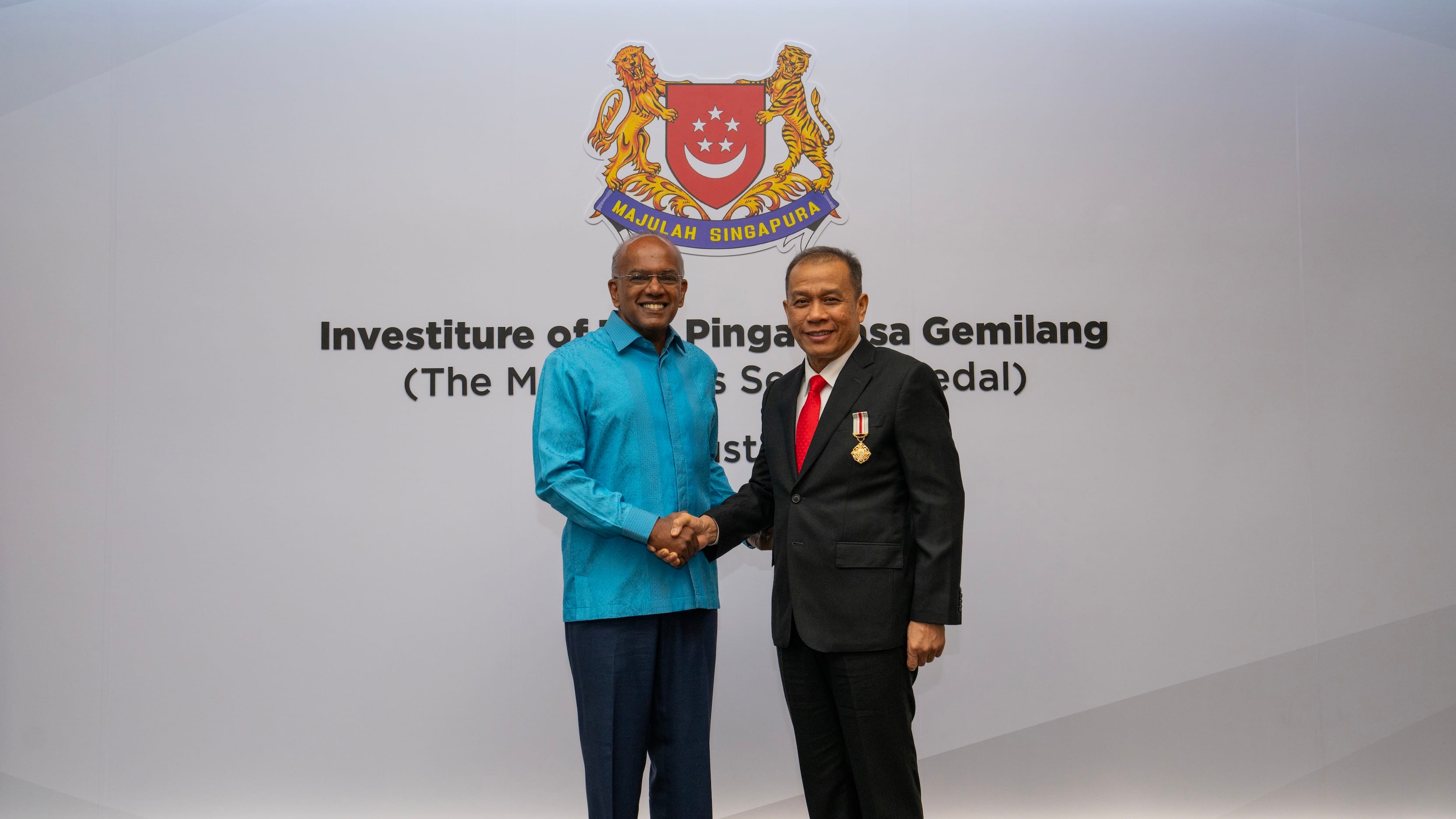 Mr K. Shanmugam and Dato’ Sri Haji Mohd Khalid shaking hands during the Investiture of Pingat Jasa Gemilang ceremony.