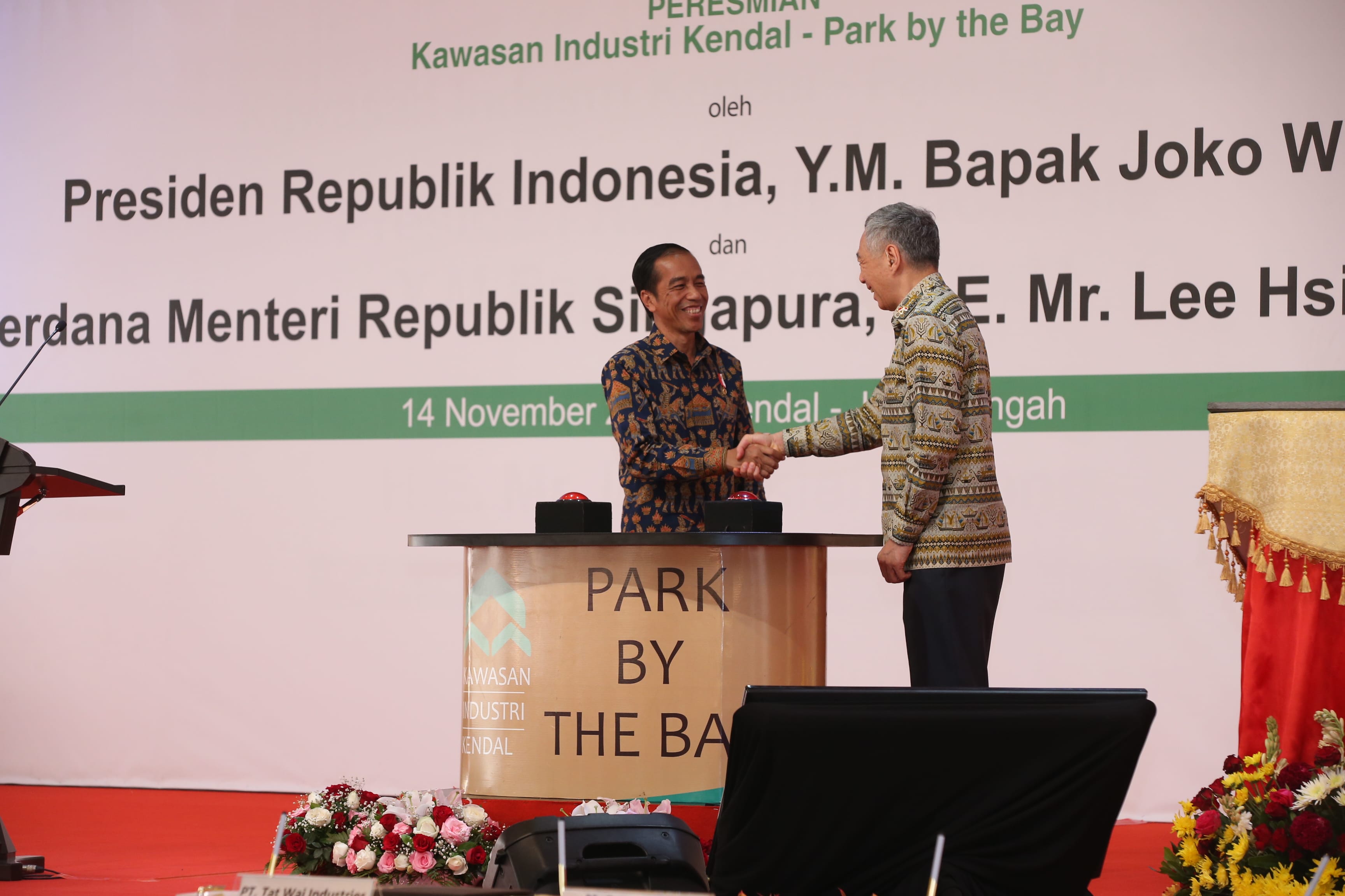 Joko Widodo & Lee Hsien Loong shaking hands by a podium labeled "Park by the Bay."