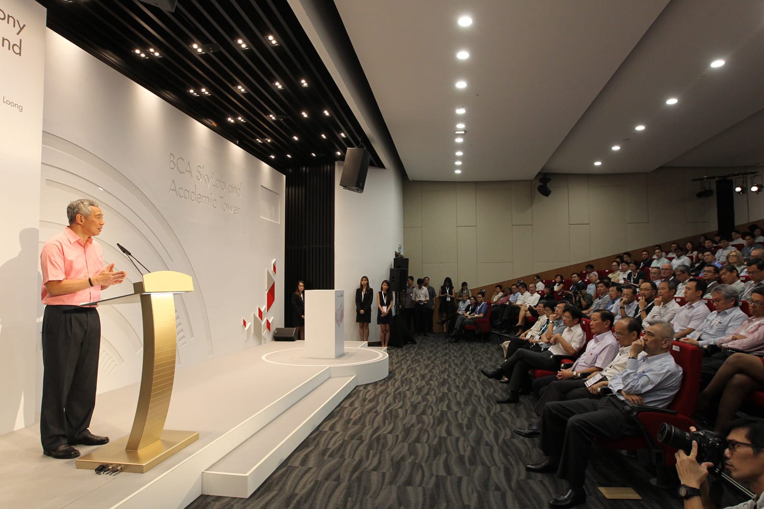 Lee Hsien Loong speaks at a BCA Skylab and Academic Tower event to an audience.