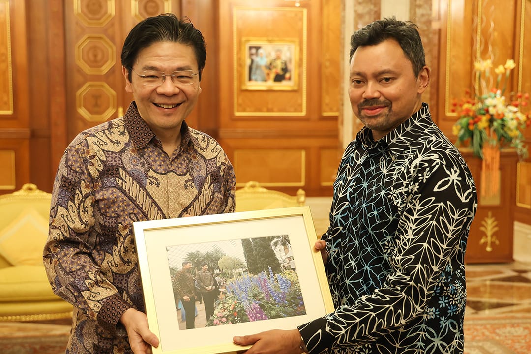 PM Lawrence Wong presenting HRH Crown Prince Billah with a photo from his visit to the Gardens by the Bay Flower Dome
