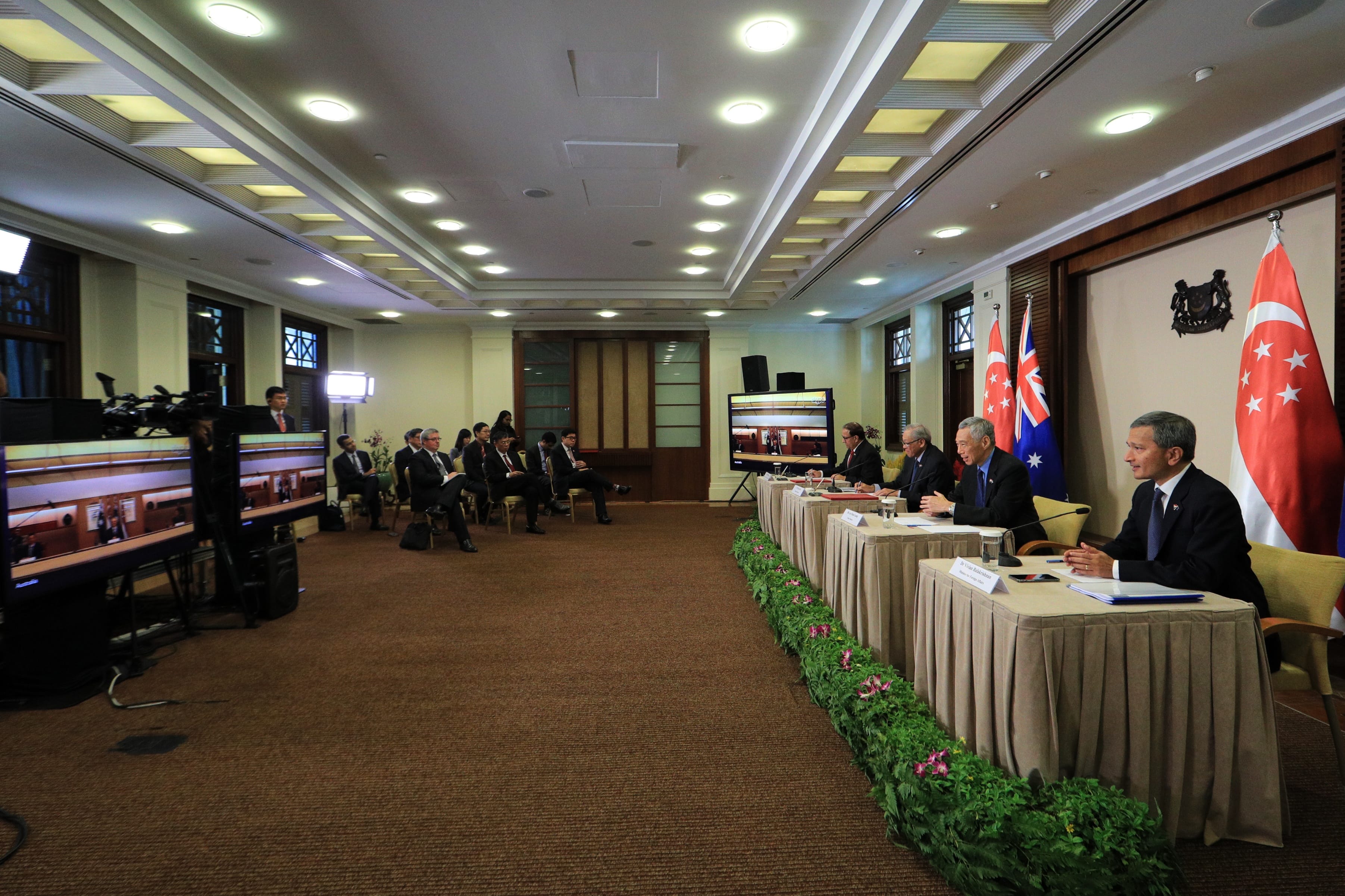 Meeting room with Singapore and Australia flags. Lee Hsien Loong at head table.