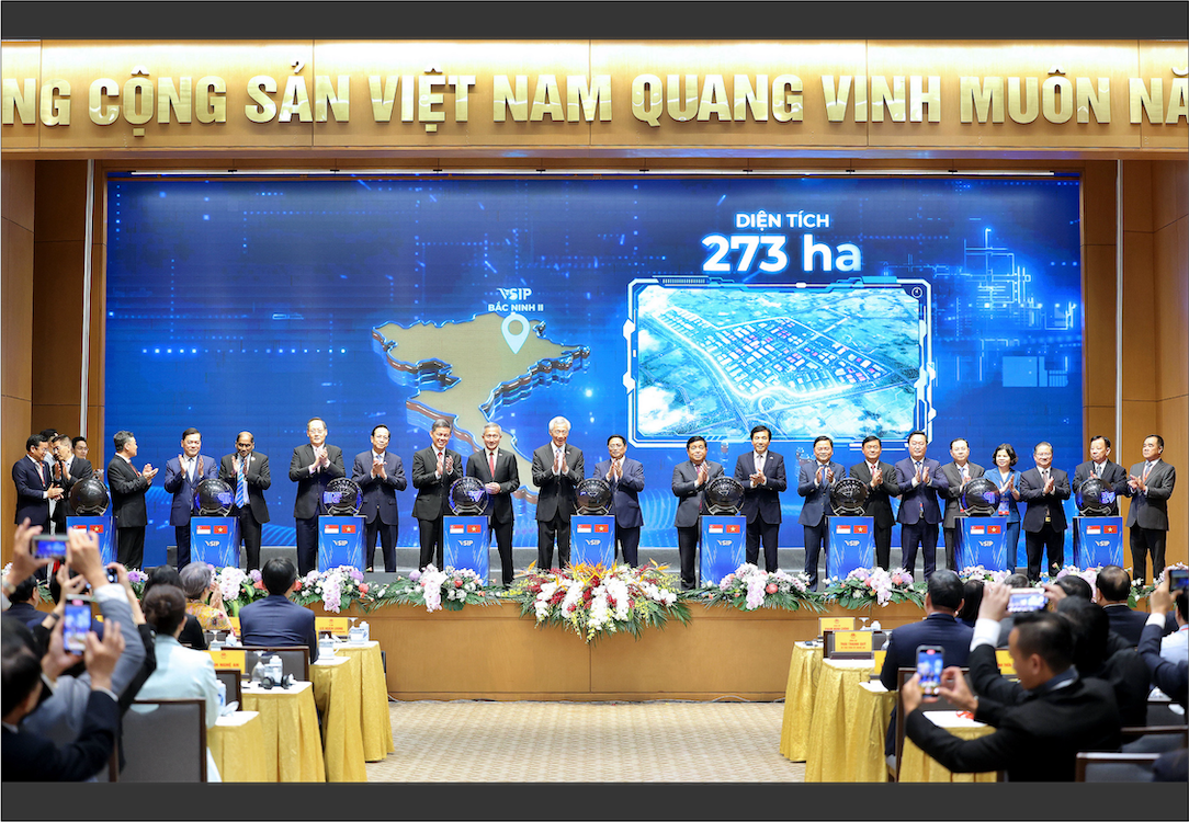 A group of people stand on stage for a presentation about VSIP industrial park, Bac Ninh II area of 273 ha.