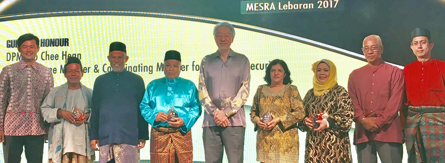 Group of people on stage holding awards, "MESRA Lebaran 2017" displayed above.