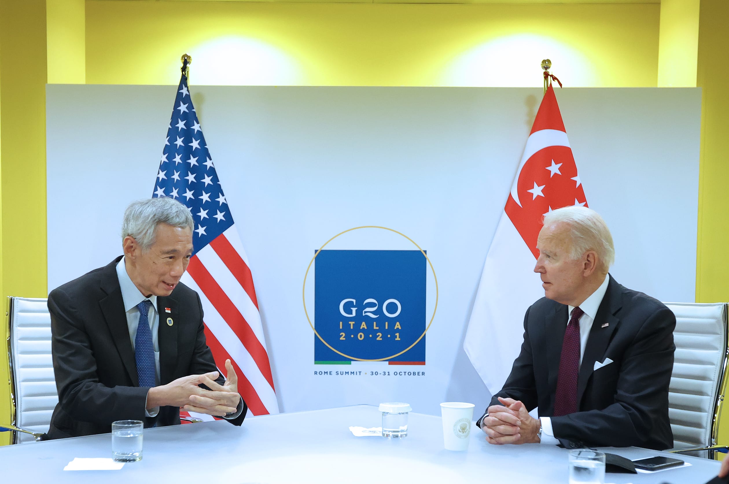 Lee Hsien Loong and Joe Biden at a table with USA and Singapore flags, G20 Italy 2021 banner.