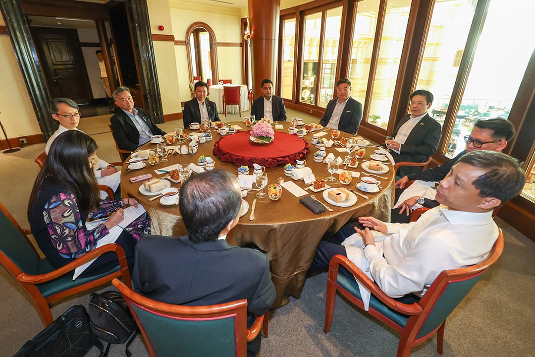 PM Lawrence Wong meeting Singaporean businessmen in Brunei.