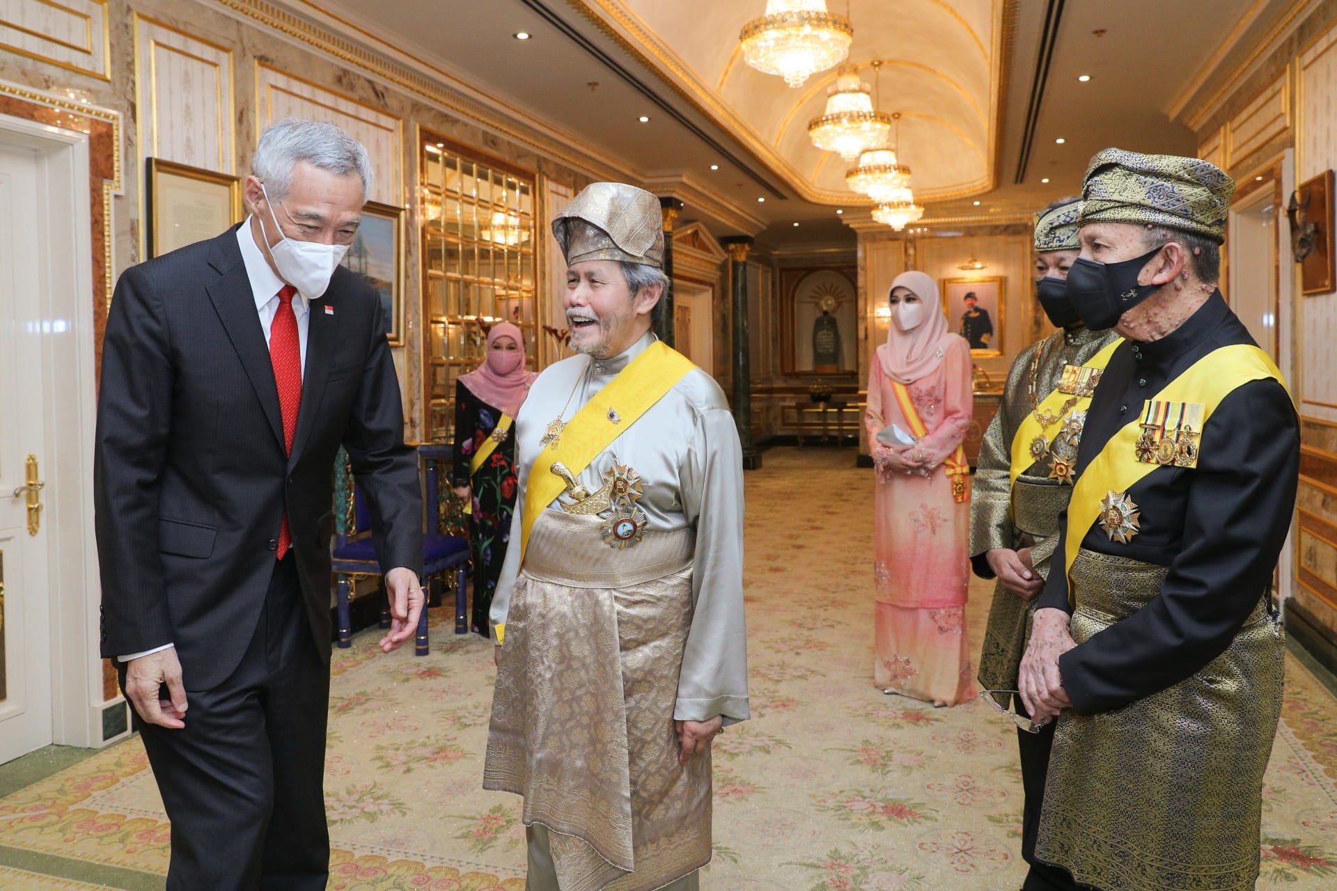 Lee Hsien Loong with Malaysian royalty indoors. All wear face masks.