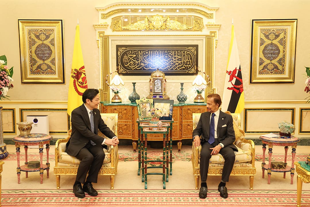 PM Lawrence Wong speaking with His Majesty Sultan Haji Hassanal Bolkiah of Brunei.