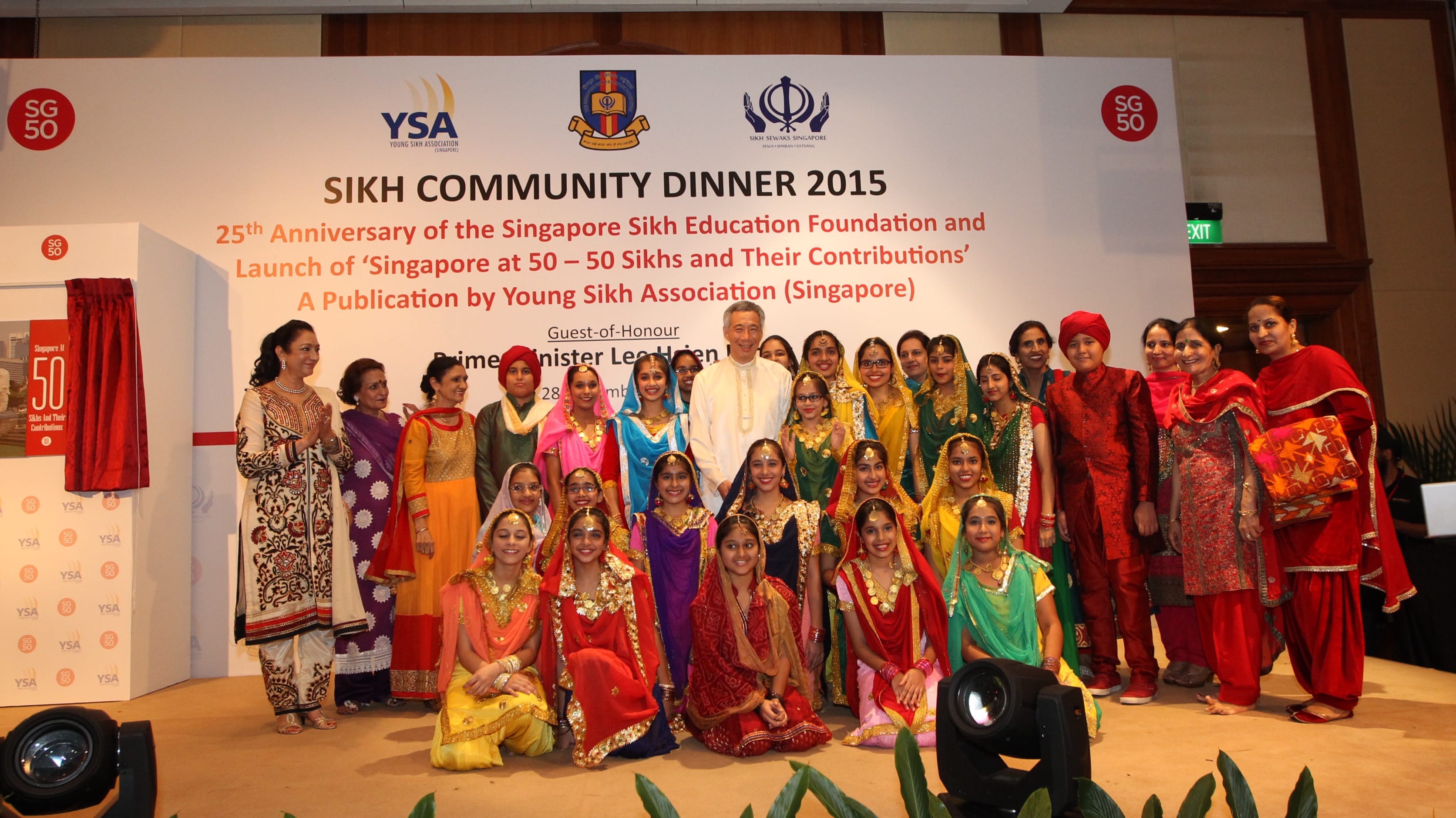 Group posing at "Sikh Community Dinner 2015" with Prime Minister Lee Hsien Loong.