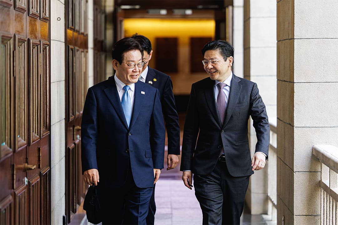 PM Wong walking alongside ROK President Lee