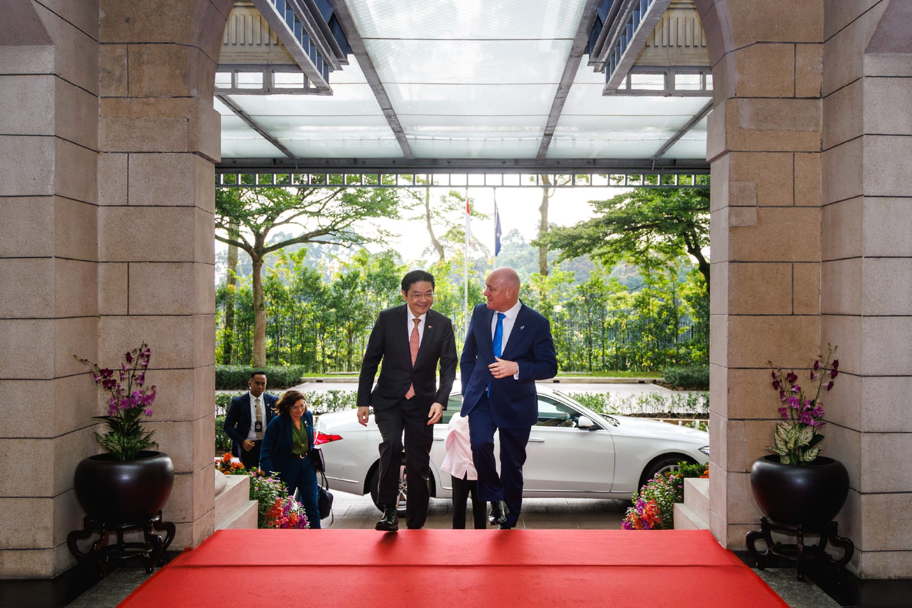 Photo of Prime Minister Lawrence Wong and Prime Minister Christopher Luxon arriving at the official visit on 4 may 2026