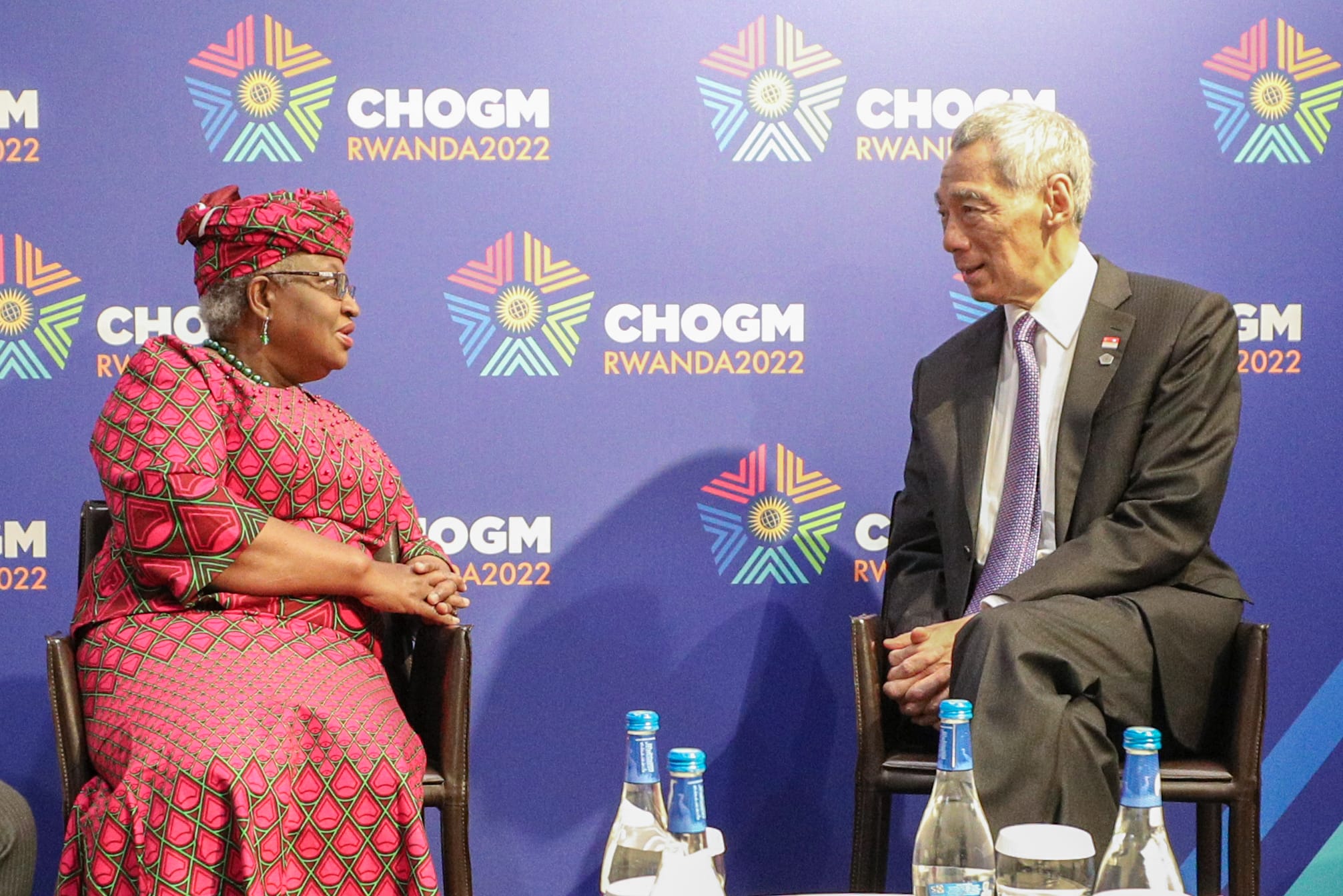 Ngozi Okonjo-Iweala and Lee Hsien Loong seated at CHOGM Rwanda 2022 event.