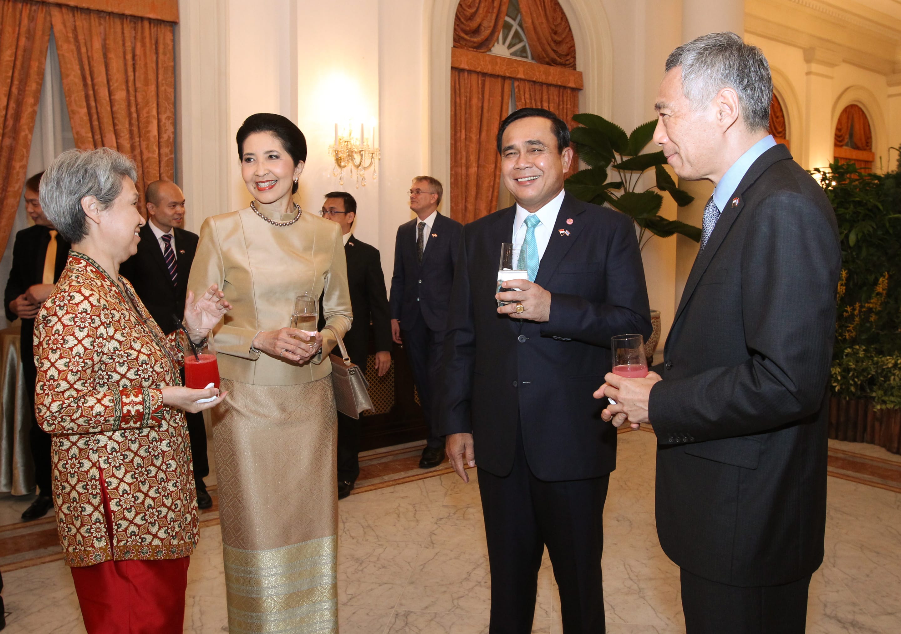 Thais and Singaporean meet with drinks.