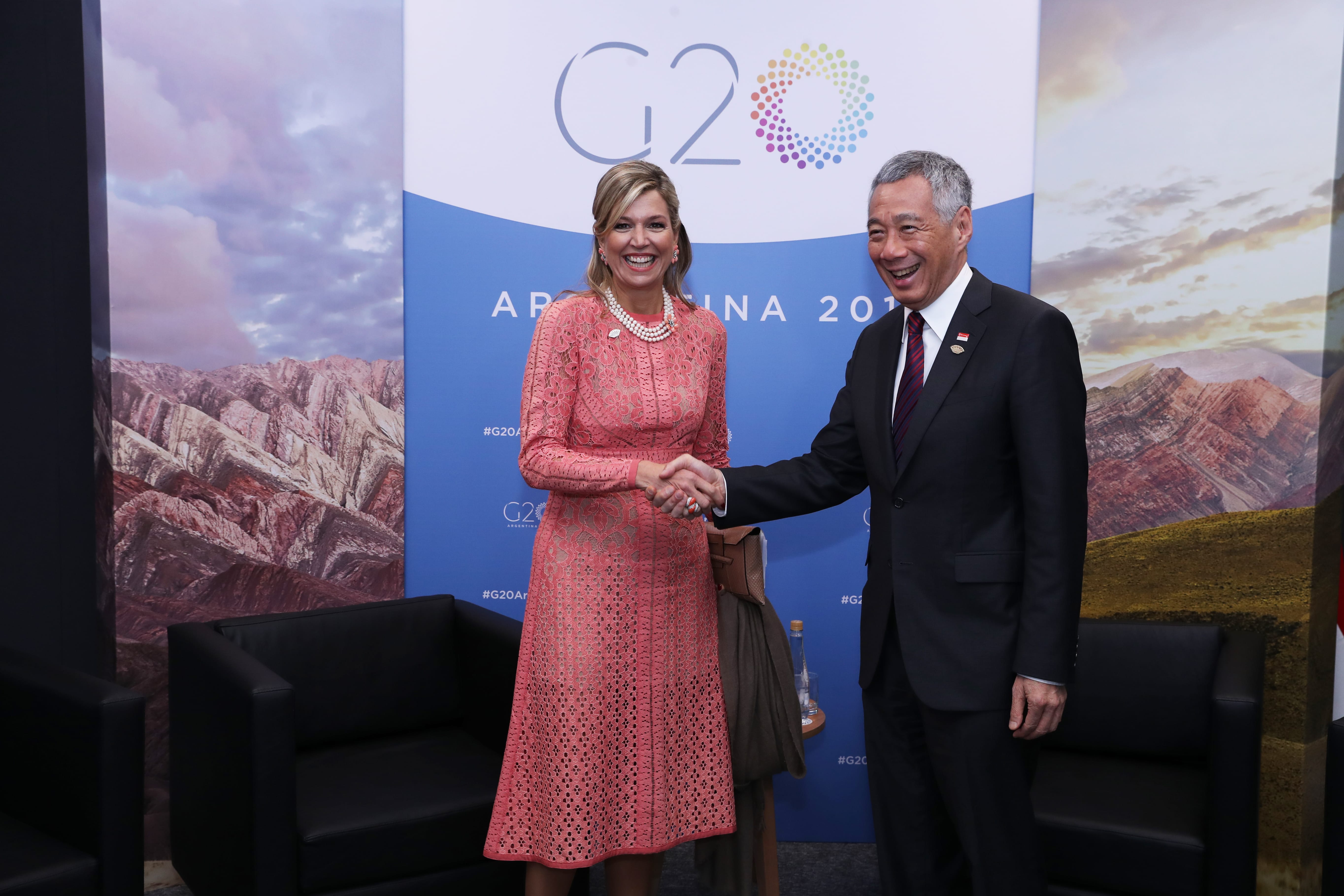 Queen Máxima shakes hands with Lee Hsien Loong at G20 Argentina 2018.