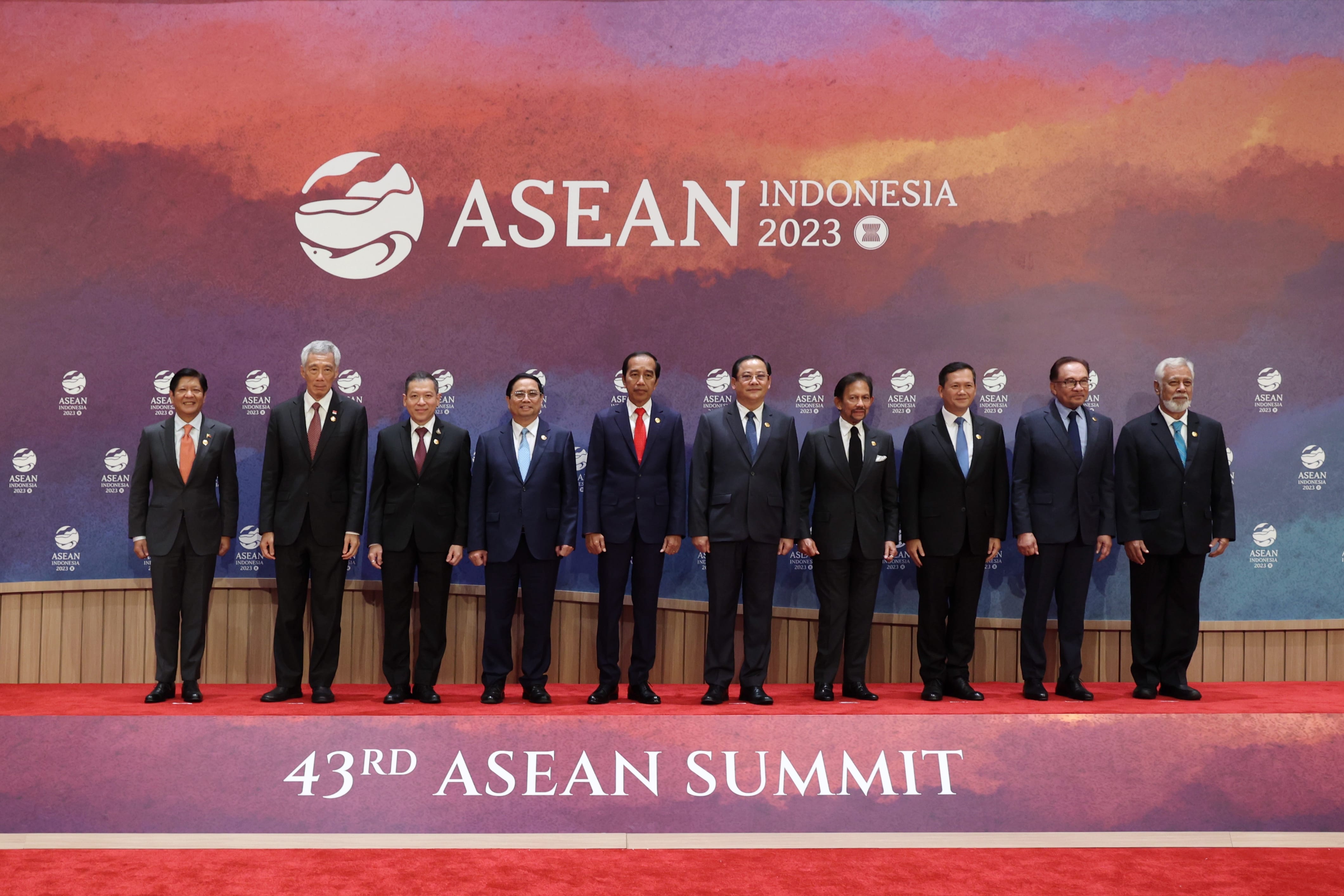 Ten leaders in suits stand before an ASEAN Indonesia 2023 backdrop and "43rd ASEAN SUMMIT" text.