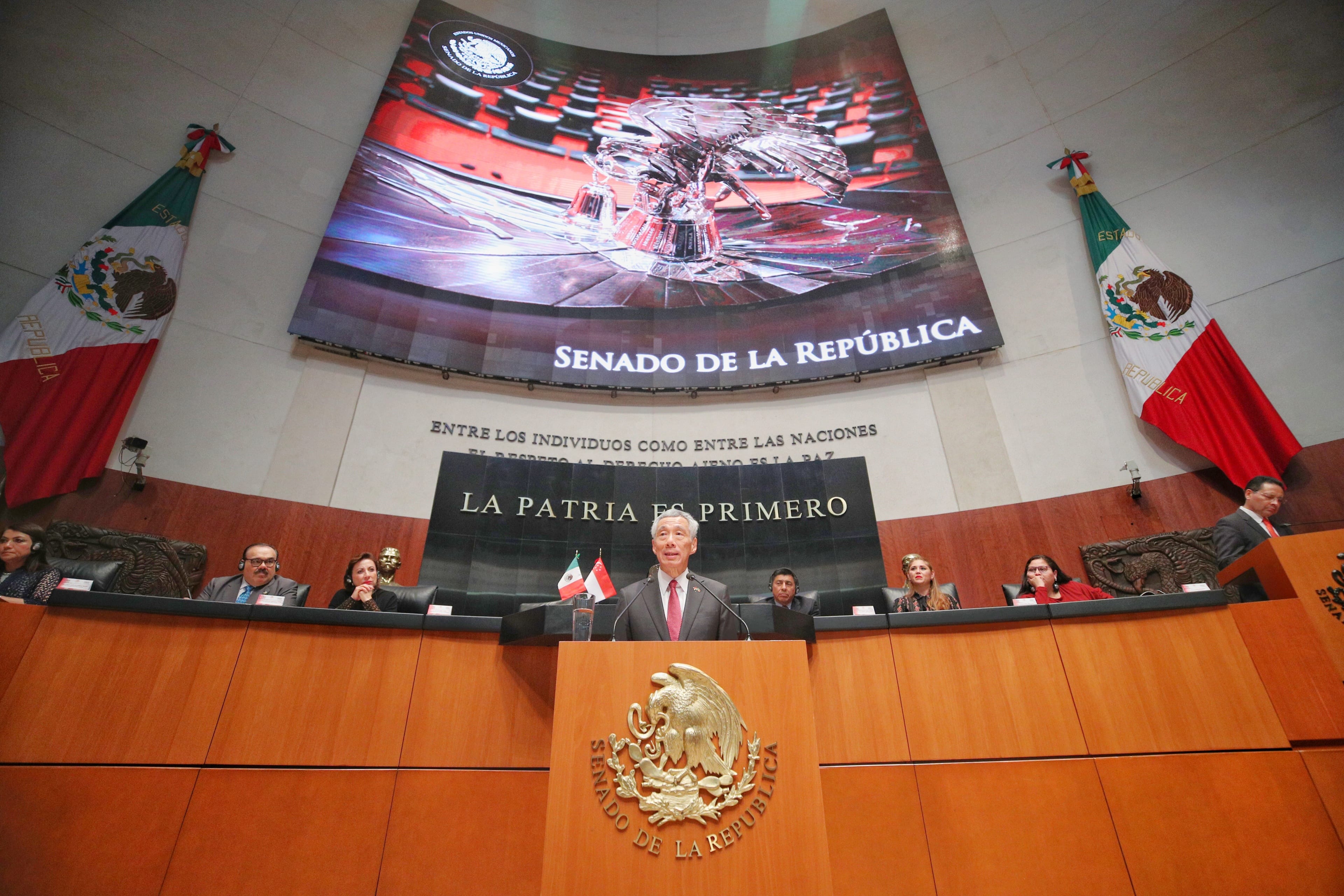 Lee Hsien Loong at a podium with the Mexican seal, flags, and "Senado de la Republica" sign.