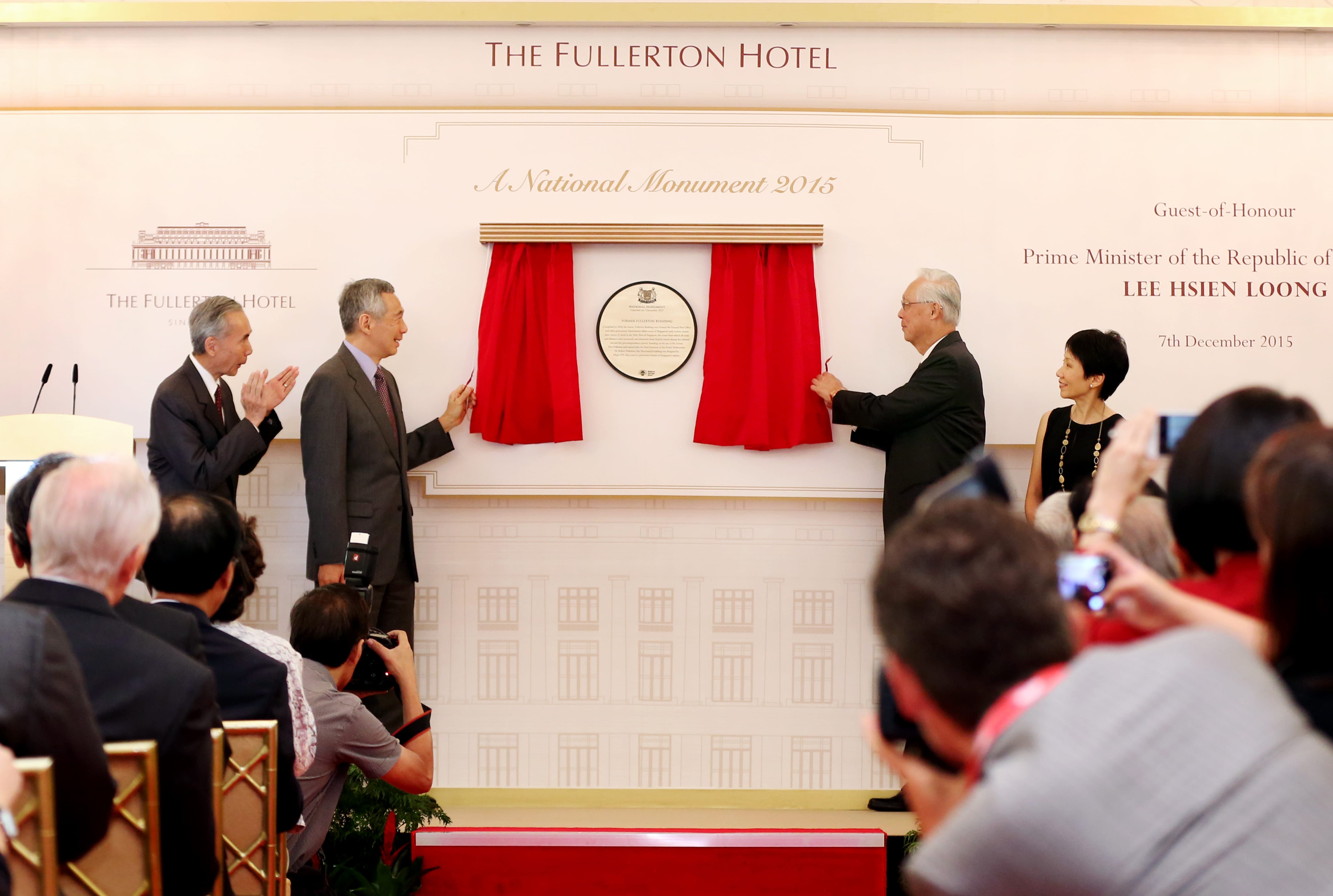 The Fullerton Hotel plaque unveiling with Lee Hsien Loong, red drapes, and audience.
