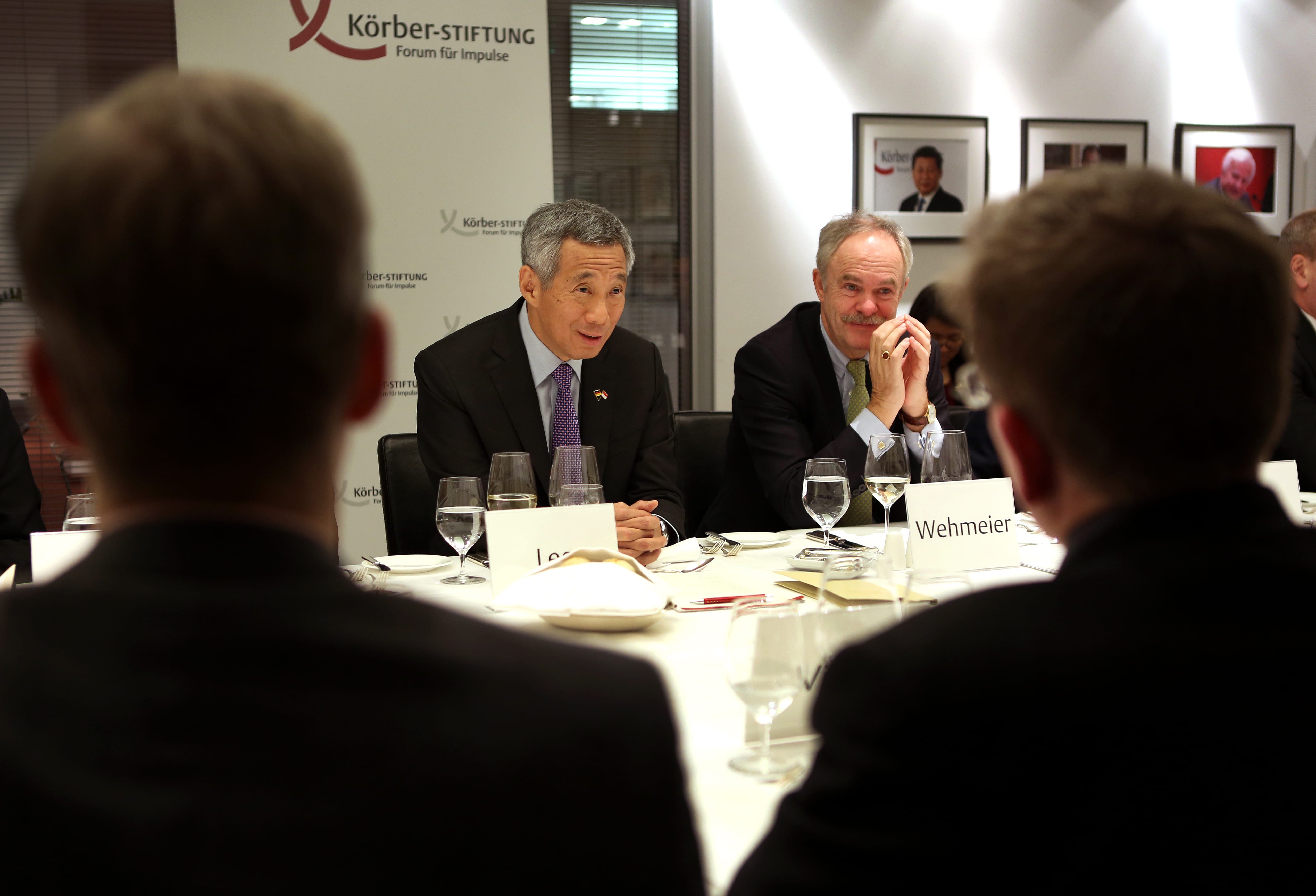 Lee and Wehmeier seated at a Körber-STIFTUNG forum, facing blurred attendees.