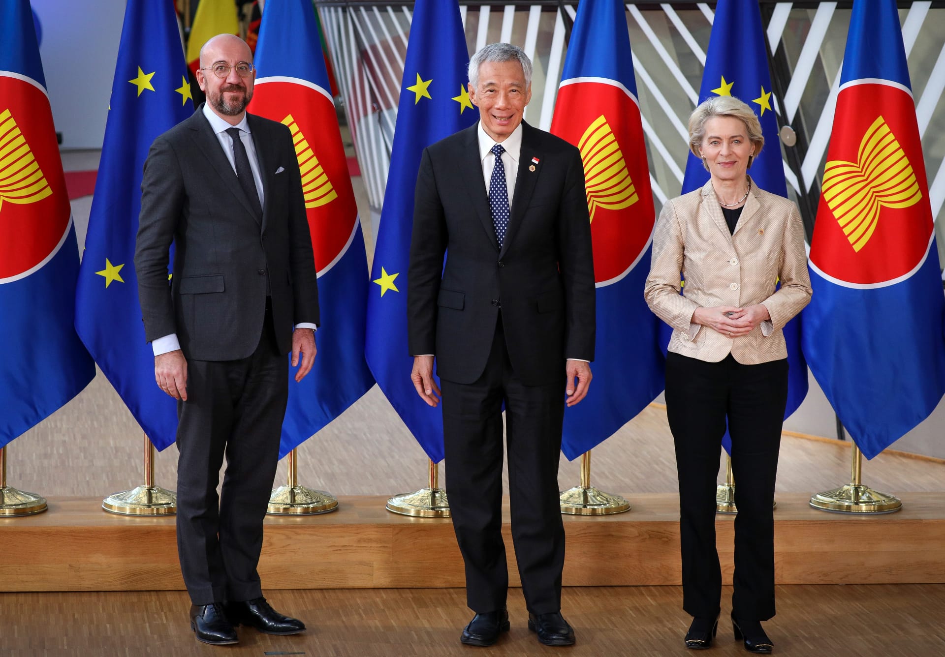 Charles Michel, Lee Hsien Loong, and Ursula von der Leyen stand before EU and ASEAN flags.