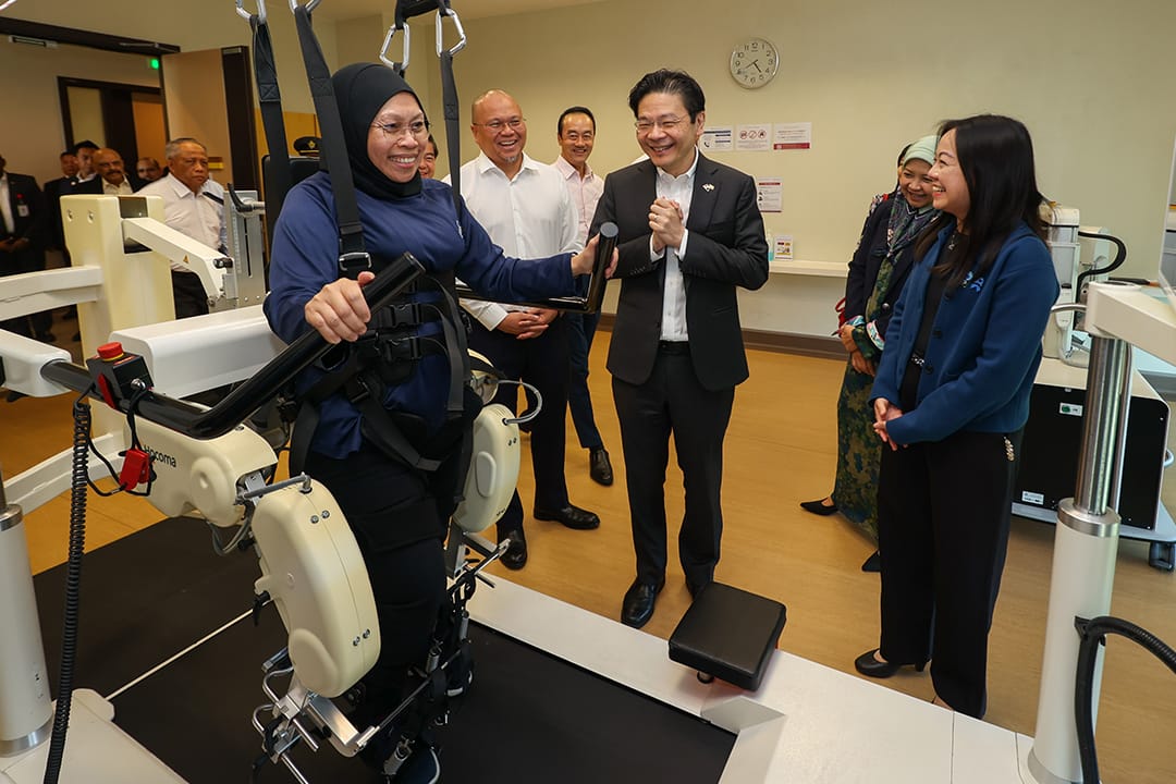 PM Wong observing patient care methods at Jerudong Park Medical Centre.