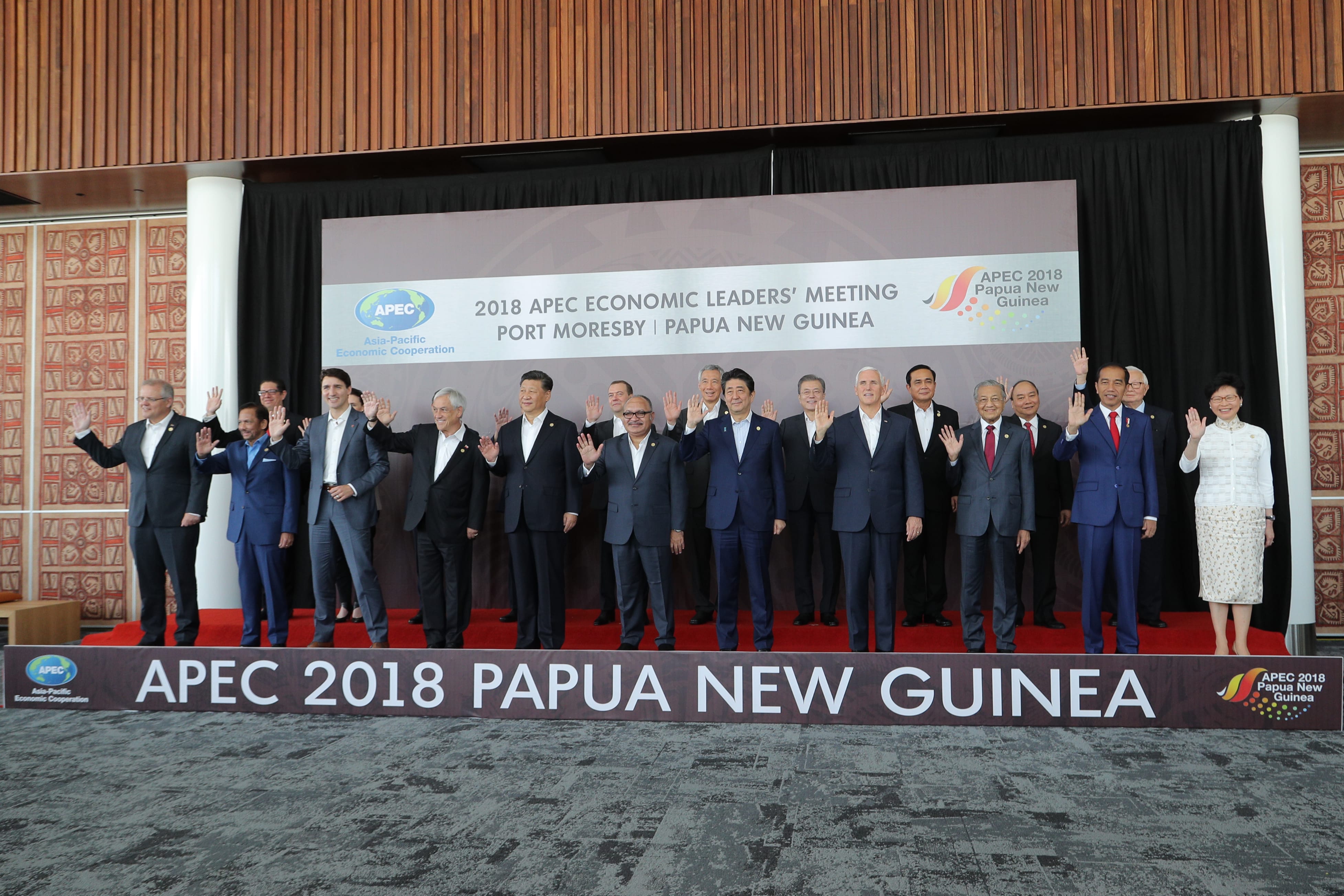 Group of leaders waving at APEC 2018 meeting, Port Moresby, Papua New Guinea.